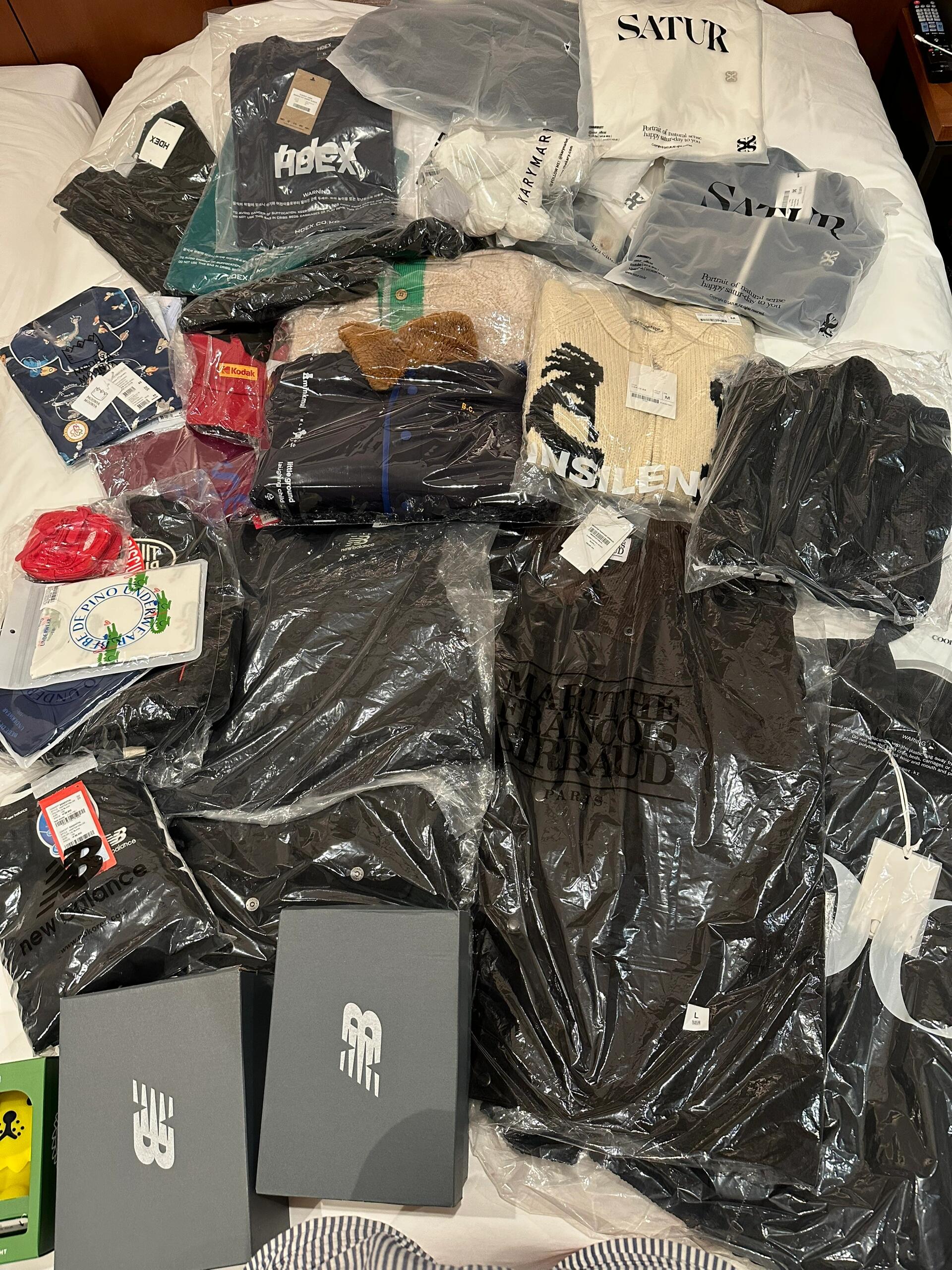 
                        ????首爾購物｜汝矣島現代百貨購物體驗爆棚！???時隔6年重返韓國，發現江南林蔭路的繁華似乎不復存在，少了往日的時髦與熱鬧。抵達首爾的第一天下午，我預約了5點的Tony老師（強烈推薦在韓國做頭發，效果超滿意，韓國的Tony老師真的有著超高的審美和技術）。在見Tony之前，我先去了Low Classic，這個品牌我已經買了很多年，依然愛不釋手。設計簡約而高級，每季都有新亮點，這次買了3件針織品，超級喜歡～Grove是我期待已久的品牌，但實物不太適合我。大多數款式是Free size，對高個子女生不太友好（袖子偏短），更適合甜美風格的女生，款式偏日常通勤。??汝矣島現代百貨早有耳聞，果然超級好逛！B2層全是年輕潮牌，逛了半小時就去存包了，真的是太好買了！感覺男裝比女裝更好買，給隊友買了十幾件。如果不喜歡暴走或時間緊張的姐妹，直接在汝矣島百貨一站式購物就OK。5樓的童裝也超好買，設計感十足，江南貴氣小孩風格的衣服超級多～同樣買了很多～6樓退稅時記得辦會員積分卡，可以返現金券，分為60w、100w、200w三檔。可以在購物結束后一起辦理，當天消費后積分返了我1500人民幣現金券，現金券可以用于吃飯購物，超級劃算～這次韓國行中滿分推薦的一站～#首爾 #首爾旅行 #首爾探店 #韓國旅行攻略 #韓國旅行 ????