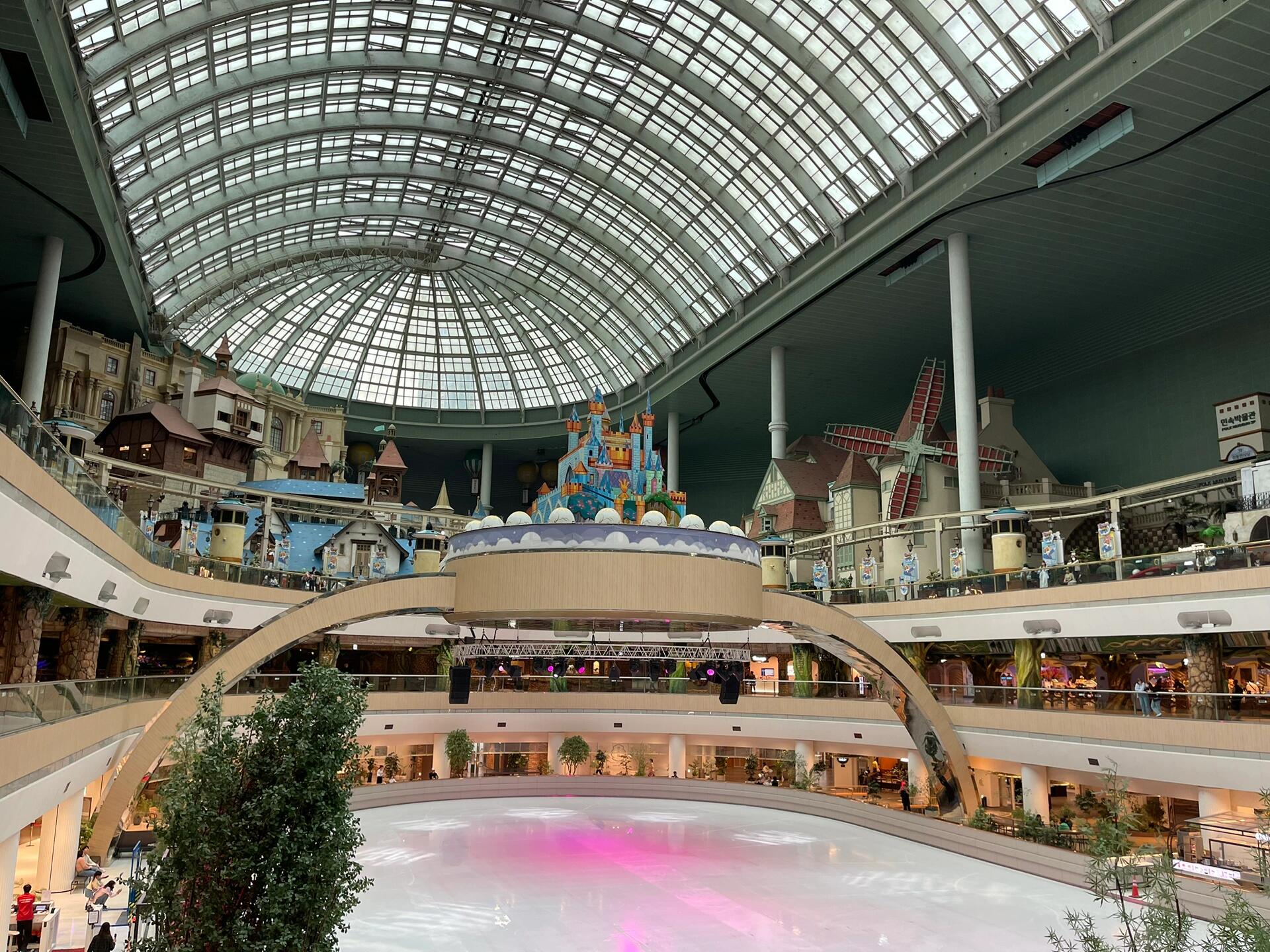 
                        樂天世界Lotte World游樂場一直覺得游樂場只是拍照或者小朋友玩的地方，所以一直沒去過。這次帶娃去玩，原以為大人會很無聊，結果發現真的超好玩！大人小朋友都玩得很開心，旋轉木馬都坐了兩遍??。園內吃的喝的都很方便，有Schoolfood、炸雞等多種選擇，好吃又好玩。特別推薦冰糖葫蘆和牛奶冰淇淋，真的是詞窮了，只能說超級好吃啊??。園內有很多穿制服的年輕人（哈哈哈，年輕人應該怎么表達呢？），在樂天Mall里也有地方可以租制服，拍照必備??。另外，很多情侶穿著情侶裝也很可愛，是個約會的好地方。小朋友也有各種公主裙可以買或租??。Lotte World分為室內和室外兩部分。室內的設施比較溫和，也有適合低齡兒童的游樂區。室外的設施比較刺激，老阿姨看著都害怕的程度??。不管是約會還是遛娃，都非常推薦來這里玩哦！#樂天世界#lotteworld#蠶室樂天#旅行#韓國旅行種草