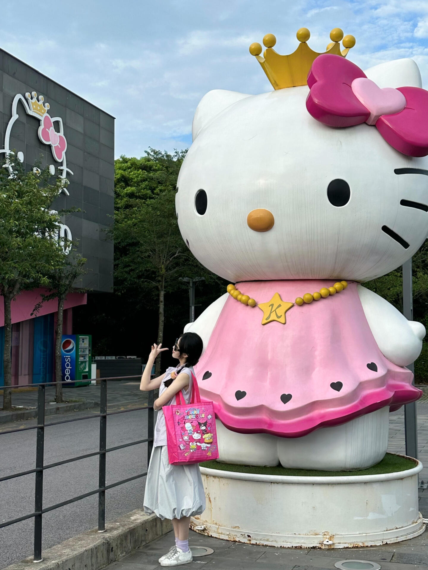 
                        人生必打卡：濟州島Hello Kitty博物館這是女孩子們的夢幻天堂啊！?? 在這里可以集章，集齊后還能獲得一個超可愛的小徽章哦！??? 隔壁還有KT的周邊店，建議逛完博物館再去逛逛，哈哈～文具、生活用品應有盡有，每樣都讓人心動！博物館共有三層，非常適合拍照打卡?? #韓國 #濟州島 #HelloKitty #三麗鷗