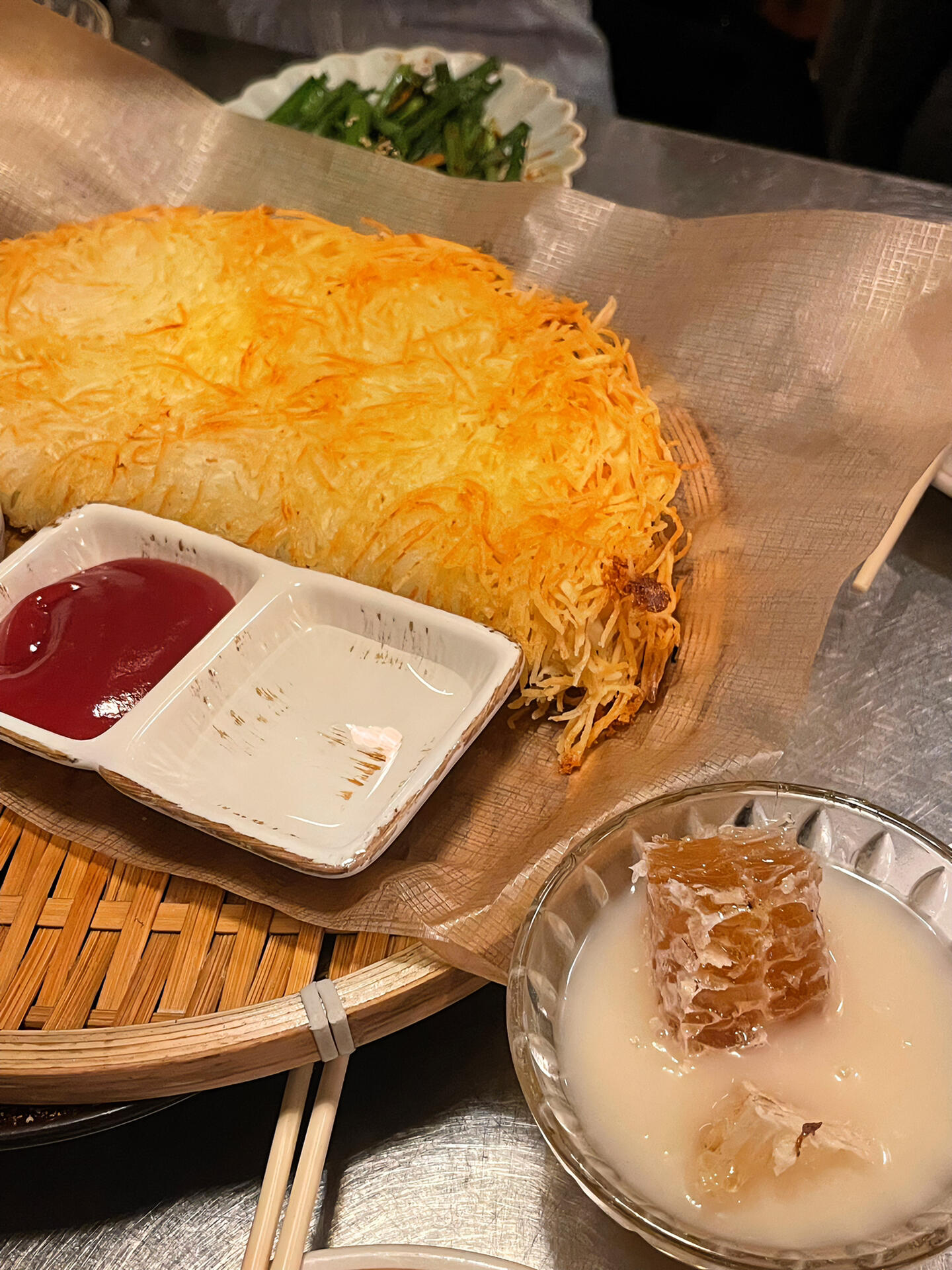 
                        ????新沙洞｜清甜蜂蜜??與醇郁米酒??的完美邂逅這家店在新沙洞可是老網紅了，每次經過都能看到門口排滿了長長的隊伍。雖然主打韓式傳統餅的小酒館，但其實很多人都是為了蜂蜜米酒慕名而來。??蜂蜜米酒點了一瓶最普通的米酒，價格是10,000???。他們家的米酒種類很多，如果想要喝蜂蜜米酒的話，蜂巢蜜需要另外單點(???4,000?)。我非常喜歡甜味，所以對我來說這款米酒非常好喝。不過有個朋友覺得太甜了，建議不愛吃甜的寶們可以少攪拌一些，這樣只有底部是甜的。??芝士土豆餅 ????? 26,000???避雷??來了，這道看上去很好吃，但實際卻很難吃的貴菜??。傳統?其實和路邊攤賣的差不多，所以我們點了這個看上去很誘人的菜。首先餅本身，只有外面一圈稍微有些酥脆，像是吃了一口薯片??。里面卻是軟糯無味的，和芝士混在一起一點味道都沒有。非常淡，感覺是沒有加鹽。即使配了蘸料，番茄醬和糖稀也無法挽救整體的違和感??。總體而言，這家店低于預期。我不認為它適合吃晚餐，因為菜品單一且口味普通。但我覺得它是適合2??輪的不二之選，可以點一些小菜，聊天暢飲，分享蜂蜜米酒帶來的舌尖喜悅。最后，記得帶身份證?店名：???地址：?? ??? ????11? 18 ???電話：02-3443-9991營業時間:?~?:11:00~1:00?,?:13:00~1:00 （Last order 00:30）#首爾探店 #江南美食 #新沙洞林蔭路 #蜂蜜米酒 #二輪好去處 #??