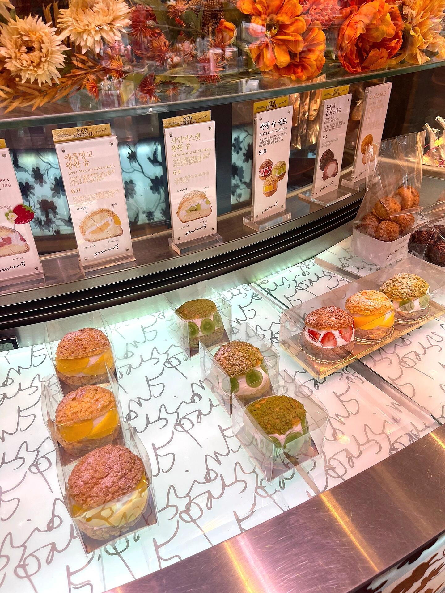 
                        ????| 首爾漢南洞甜品店，必去這一家！如果你是逛街達人，想要解決午餐和下午茶，這家店絕對不能錯過——Passion 5。一樓有超大的甜品蛋糕區（可以在店內享用），二樓和三樓是西餐廳，地下一層提供下午茶和簡單西餐。（提供代客泊車服務哦）這家店的甜品種類在漢南洞可以說是最多最全的，三明治、披薩、漢堡??都可以加熱（現場也有牛奶出售，但不提供加熱服務哦）。幾乎你能想到的所有甜品這里都有，而且環境寬敞，是漢南洞所有咖啡廳中最大、選擇最多的一家！店名：??5營業時間：7:30-22:00（漢南洞開門最早的咖啡廳）地址：?? ??? ???? 272 SPC??#首爾 #首爾探店 #韓國 #韓國咖啡廳 #漢南洞 #首爾美食 #首爾逛街去哪 #首爾打卡 #漢南洞探店 #漢南洞美食 #首爾咖啡廳 #首爾旅行 #梨泰院 #韓國龍山區 #首爾梨泰院 ????