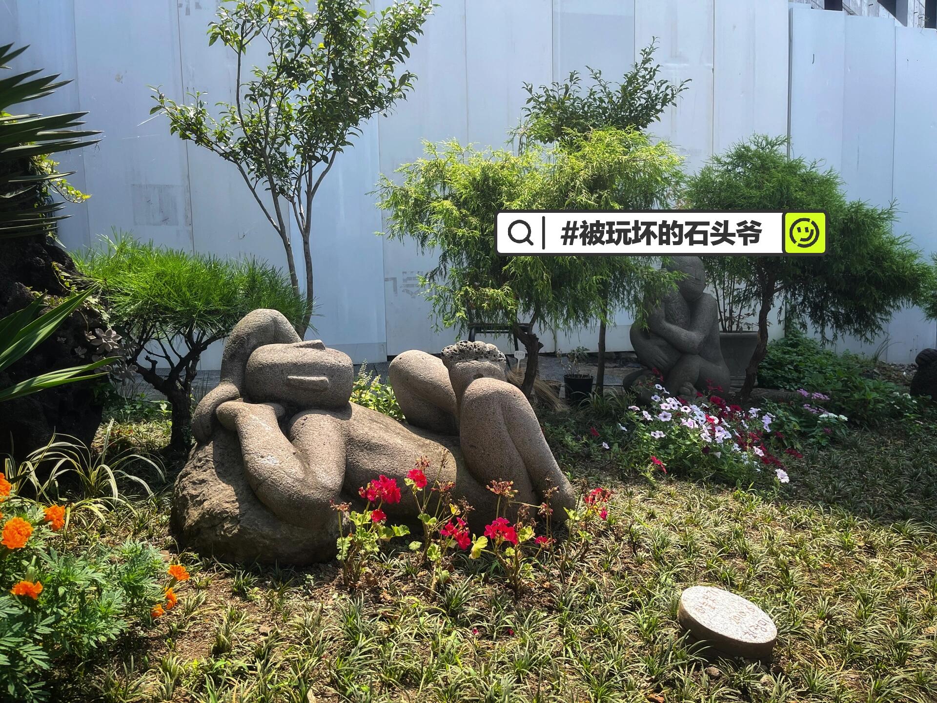 
                        韓國｜濟州島西歸浦-偶來市場&正房瀑布濟州島輕松游之西歸浦??偶來市場，高端菜市場的代表，值得一逛！推薦嘗試橘子麻薯，超級美味，橘子汁多味美。??正房瀑布，入口處有海女現切的海鮮大餐，不過可能不太合口味，價格約30000韓元。瀑布景觀很贊，水量充沛，冰涼清爽。??小知識get：西歸浦的名字源于徐福西歸的傳說，正房瀑布旁還有徐福公園和山東省贈送的石碑，趣味滿滿。#濟州島 #西歸浦 #濟州島旅行 #韓國旅游 ????
