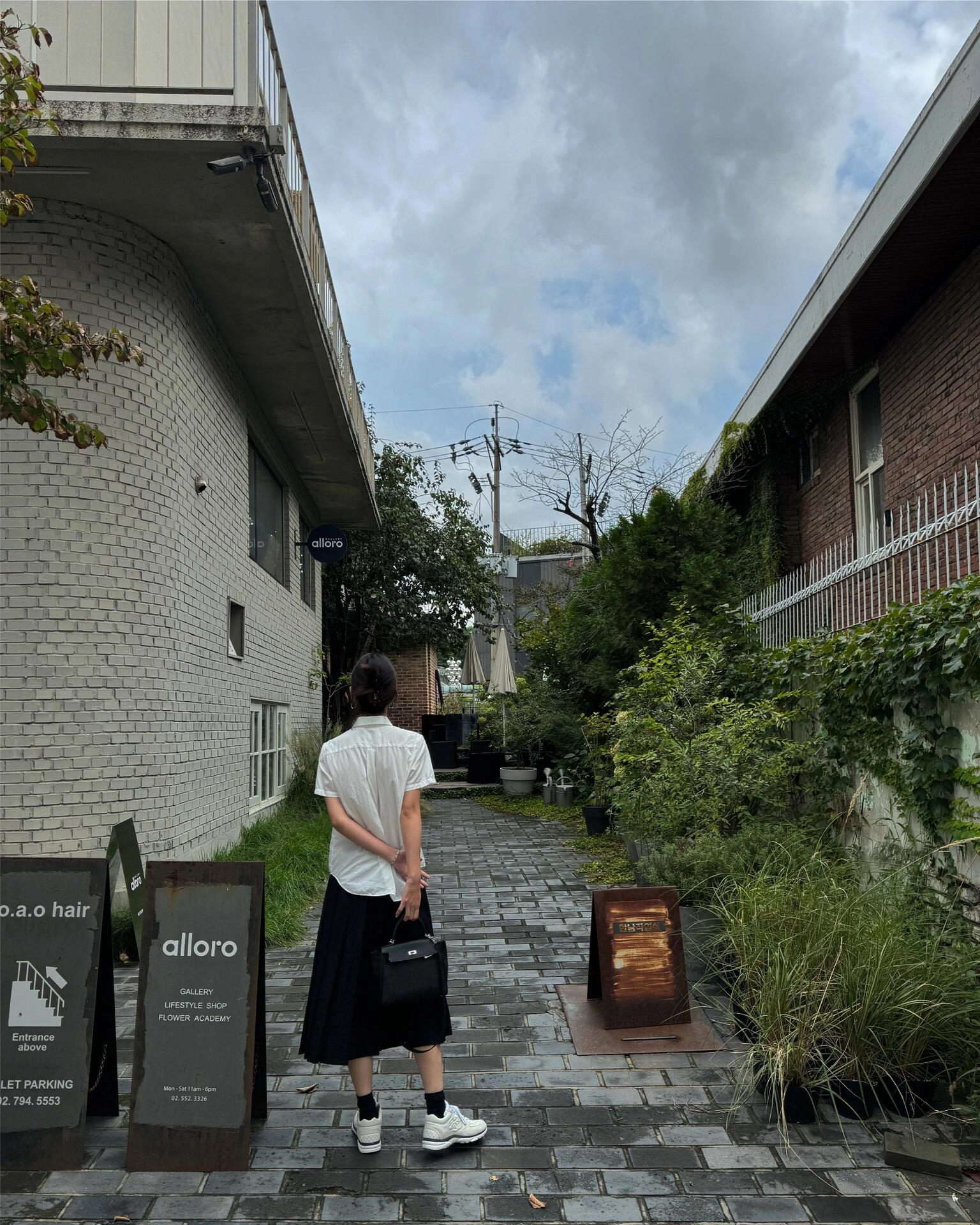 
                        ????首爾必試的兩家咖啡館！作為一個拿鐵愛好者，這次在首爾嘗試了維也納咖啡，結果驚艷到不行！??1?? oats coffee我選擇了弘大這家分店，雖然在kakao t上找不到定位，但酒店的小哥哥幫我叫了車。早上人不多，可能因為是假期的緣故，面包沒供應，不過咖啡真的超贊！2?? milestone coffee這家咖啡館比較小巧，維也納咖啡是他們的熱門推薦之一。假期人不多，所以不用排隊就喝到了！旁邊還有兩個小姐姐帶著三只狗狗，氛圍太棒了！??#首爾 #首爾探店 #首爾美食 #首爾高顏值咖啡館 #首爾旅行 #我的咖啡日記 #COTD咖啡探店