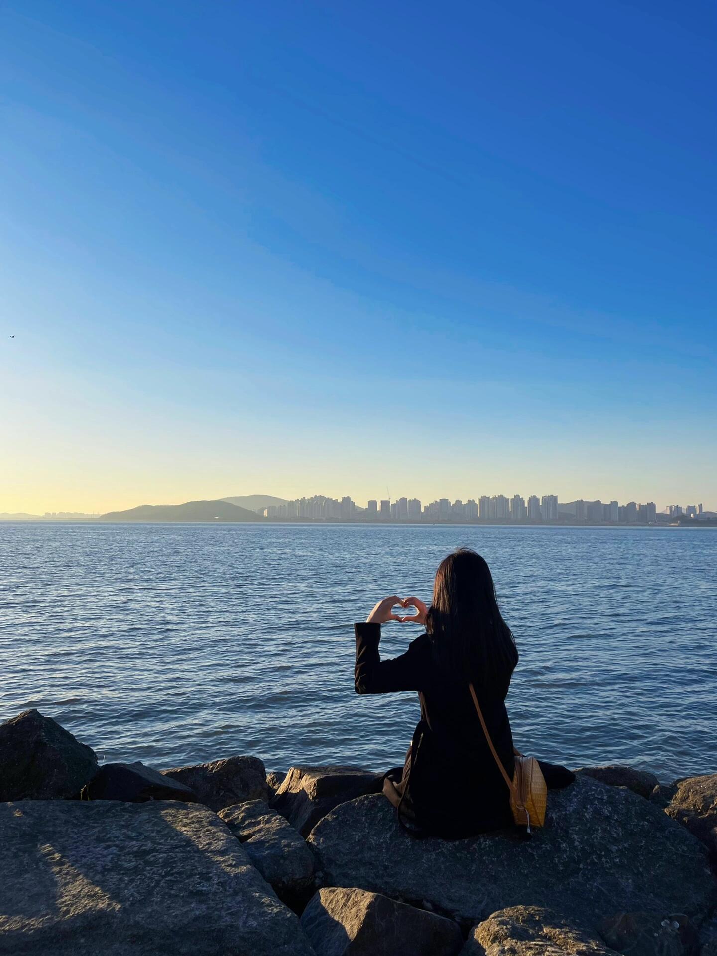 
                        ????首爾周邊游｜月尾島海邊日落打卡攻略月尾島旅行指南來啦！這個小島非常適合短途旅行，一天的行程就能讓你輕松愉快地享受美食和美景。???快樂路線：首爾（1號線仁川站）— 中華街 童話村（乘坐公交車即可到達月尾島）— 青春貝殼 — 永宗島 — 月尾島公園 — 看日落 — 回家！??店名：???? ????????地址：?? ?? ????? 21-2??營業時間：每天10:00-23:50（周五，周六10:00-01:50）??人均：35500???電話：0507-1379-1102??：這是一家不紅不黑的店，適合初次嘗試烤貝殼的朋友，海鮮拉面??在自助臺自助！如果覺得貝殼腥，可以加芝士烤（芝士可無限追加??）。菜單在圖片上哦～???：永宗島??月尾島??船票：單程3500（車??可以上船，注意查看開船時間??）??蝦條：船上3000韓元兩袋??咖啡店名：?? ? ???（主頁有詳細介紹！）海鷗超級多，比濟州島去牛島的還多！可以盡情喂它們。如果覺得風大，船上最上層有暖房，可以透過窗戶看海鷗～??沿海小火車??營業時間：每天10:00-18:00（周一休息！沒坐成嗚嗚??）??：需要預約，可以在naver上搜索?? ??? ????，找到預約鏈接哦。更多韓國/濟州島的好玩好看好吃攻略，歡迎查看我的主頁！#周末去哪兒 #首爾 #首爾周邊游 #周末探店 #留學韓國 #韓國生活 #我的日常 #海邊日落 #海邊拍照 #仁川月尾島 #永宗島 #韓國旅行 #旅游攻略 #你好春天 #一起去春游 ??