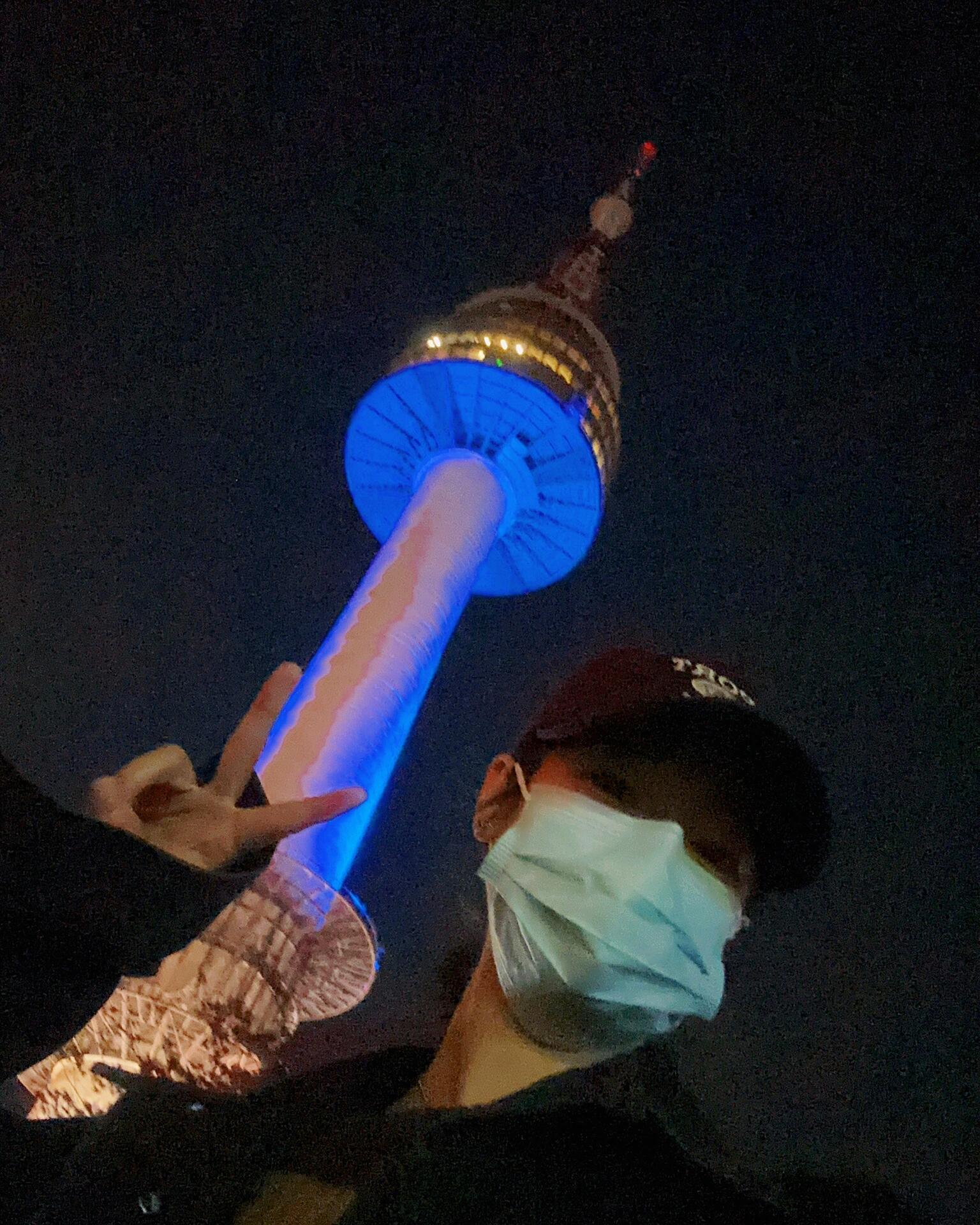 
                        Seoul 漢江公園&南山塔???????????首爾的夜晚真的有點冷，晝夜溫差比較大。我們步行半小時登上南山塔，上去的時候還好，但下山時真的冷到發抖，最后選擇了坐纜車下山。晚上在漢江公園散步，也是冷到發抖。老媽說她20年前來漢江公園時還能在江邊的石頭上走，現在已經用圍欄圍住了。#首爾#首爾南山塔#漢江公園#首爾旅游#韓國