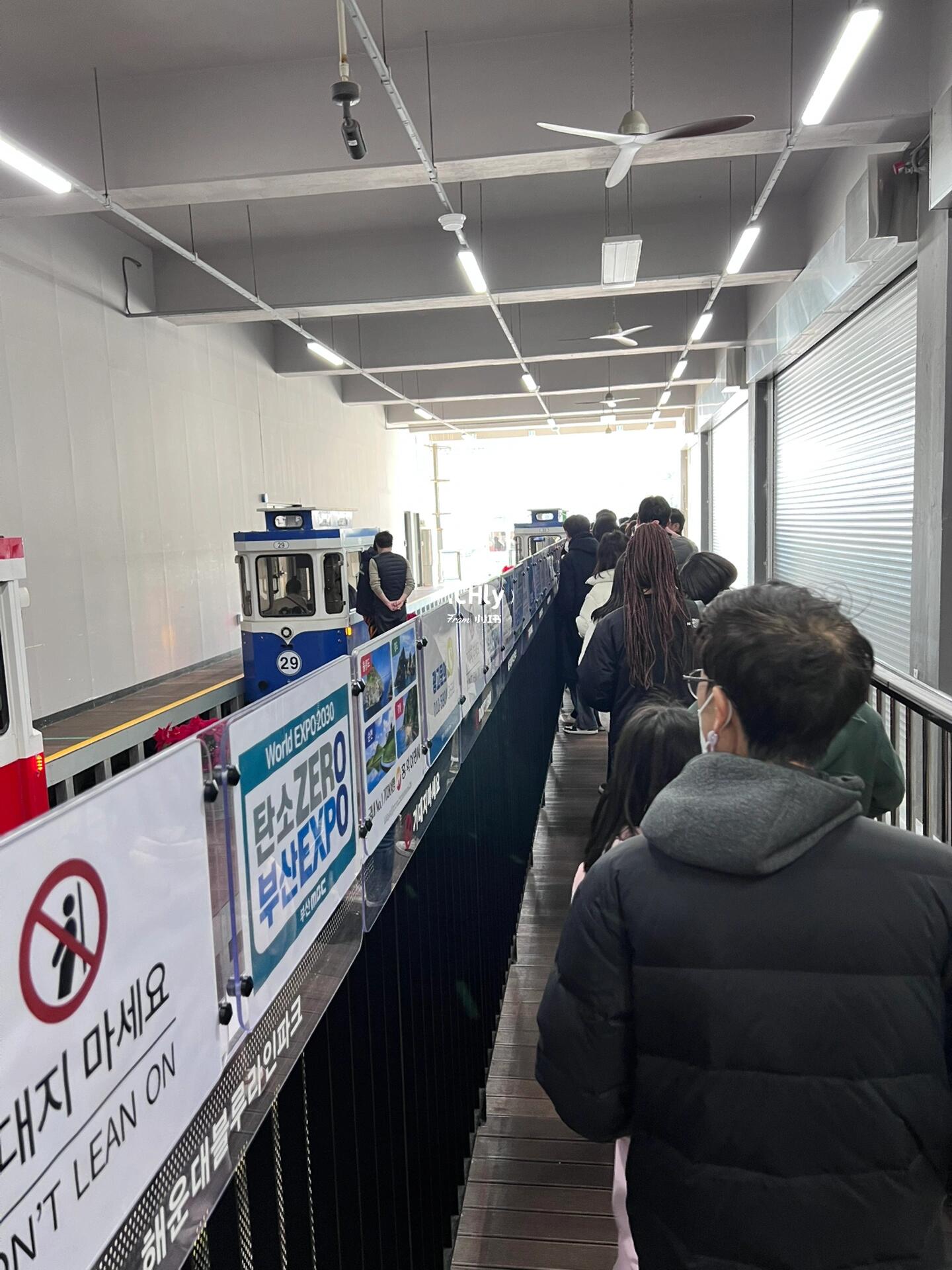 
                        ????韓國釜山｜海云臺小火車全攻略??首先可以在Naver上搜索 ??? ??????（Blue Line Park），進入官網進行預約！根據人數不同，價格也會有所不同，具體的預約步驟都在圖片中，大家可以參考一下哦！???——乘車前提前5分鐘排隊即可。小火車有兩條線路，其中尾浦線較為熱門，因為小火車在外側，預約較難，而清沙浦線在內側，其實風景差不多。我選擇了清沙浦方向，覺得更方便。如果后續行程是去廣安里，可以順路坐地鐵前往；但如果去松亭，尾浦方向會更方便！建議只買單程票，往返票沒必要。個人推薦行程順序為松亭-海云臺-廣安里，這樣不會繞路，游玩起來非常順暢！可以參考圖8的地圖?????—??尾浦：?? ???? ????62?? 13??清沙浦：?? ???? ???? 116—個人覺得這趟小火車之旅非常值得，車內拍照??效果很好，風景也很美，體驗感極佳！如果去海云臺的話，這里是必去之地???。不過清沙浦的網上照片濾鏡較重，實際拍照時要注意安全，尤其是車多的時候！#韓國 #韓國旅游 #韓國釜山 #釜山 #釜山旅行 #旅游攻略 #釜山海雲臺 #釜山小火車 #海云臺 #海云臺小火車 #清沙浦 #旅途中的美景 #假期去哪玩