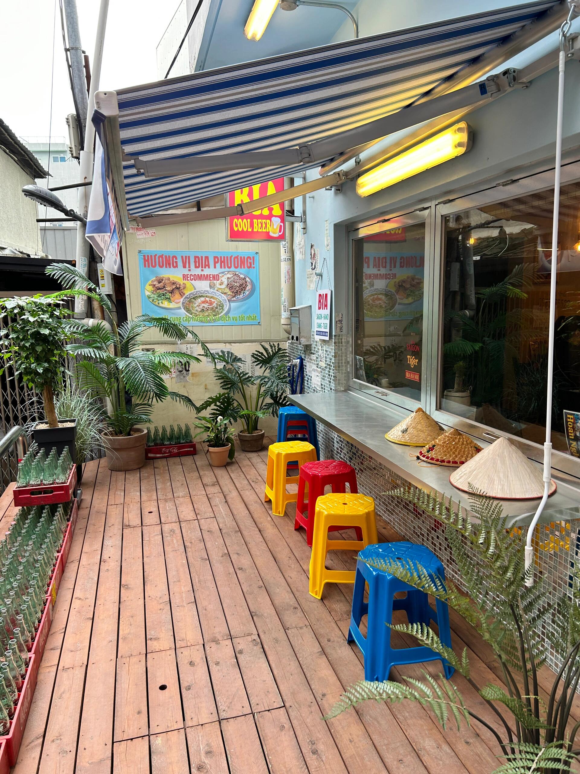 
                        ????·大邱 越南菜新體驗，香到停不下來！超級東南亞風情的一家越南餐廳，刷新了我對越南菜的認知！之前一直以為越南菜的精華在于米粉，結果大錯特錯！這家店的大排骨真的是香到極致！一開始以為分量不多，但上菜后才發現是一大盆，大約有5塊大骨頭，肉燉得非常爛，不是酸甜口，而是咸辣的（微微辣）。炒飯還附贈一碗湯??，炒飯的米粒偏硬，但搭配湯的味道簡直太棒了！這家餐廳的分量很足，我和朋友兩個人只點了這兩道菜，最后還打包了。雖然不確定是否正宗，但味道真的很香，絕對值得一試！地址：?? ?? ??? 45-1 1?店名：?? ????#大邱探店 #大邱旅游 #大邱美食 #韓國大邱 #大邱旅行 #大邱打卡 #韓國美食