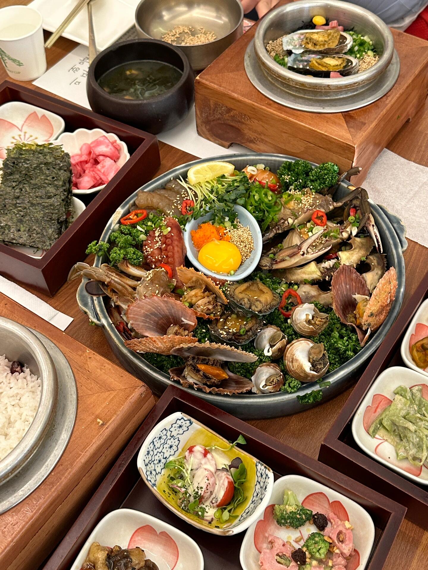 
                        ????釜山攻略｜3天2夜帶媽媽在釜山玩了什么！DAY1??海云臺海水浴場我們中午從首爾出發，抵達釜山時已接近傍晚??放下行李后直奔?????這家店真的超火，四點多去已經排了二十多號????????生腌拼盤量大味美，性價比高，鮑魚石鍋飯也很香??晚上就在海云臺海水浴場踩沙子，氣溫剛剛好???DAY2??國際市場??白淺灘??甘川文化村??biff廣場中午在國際市場吃小吃，每家都差不多??強推賣藥果曲奇的面包店！藥果不太甜，曲奇軟軟的，里面還有奶酪夾心???店名叫mil got，上次吃的????也很好吃??白淺灘風景超美，天氣好時更適合拍照??逛累了隨便找家咖啡廳都很有氛圍??我們去了the aether cafe??果汁不錯，但沒有刨冰，有點失望??甘川文化村的房子錯落有致，充滿釜山特色???仔細逛完大約一個小時??biff廣場是釜山的明洞，旅游必去的街區??海鮮餅、糖餅、花生餅干都很好吃，推薦??尤其是花生餅干，首爾好像沒見過??DAY3??廣安里海水浴場??海東龍宮寺??尾浦膠囊火車??清沙浦這天行程有點折騰，不太順路??因為我預約了六點多的膠囊列車，想在海上看日落??如果不執著于看日落，可以這樣走????廣安里海水浴場??膠囊火車??海東龍宮寺中午在廣安里吃的??? ????這家店飯好吃，性價比高，風景也很美????時間充裕的話，建議去海東龍宮寺??確實是韓國風景最美的寺廟之一，聽風看海放松心情??#日常plog #日常碎片PLOG #plog #釜山 #釜山旅行 #旅游攻略 #釜山攻略 #釜山美食 #海云臺 #釜山廣安里 #釜山國際市場 #釜山白淺灘文化村 #甘村文化村 #釜山膠囊列車 #韓國旅游攻略