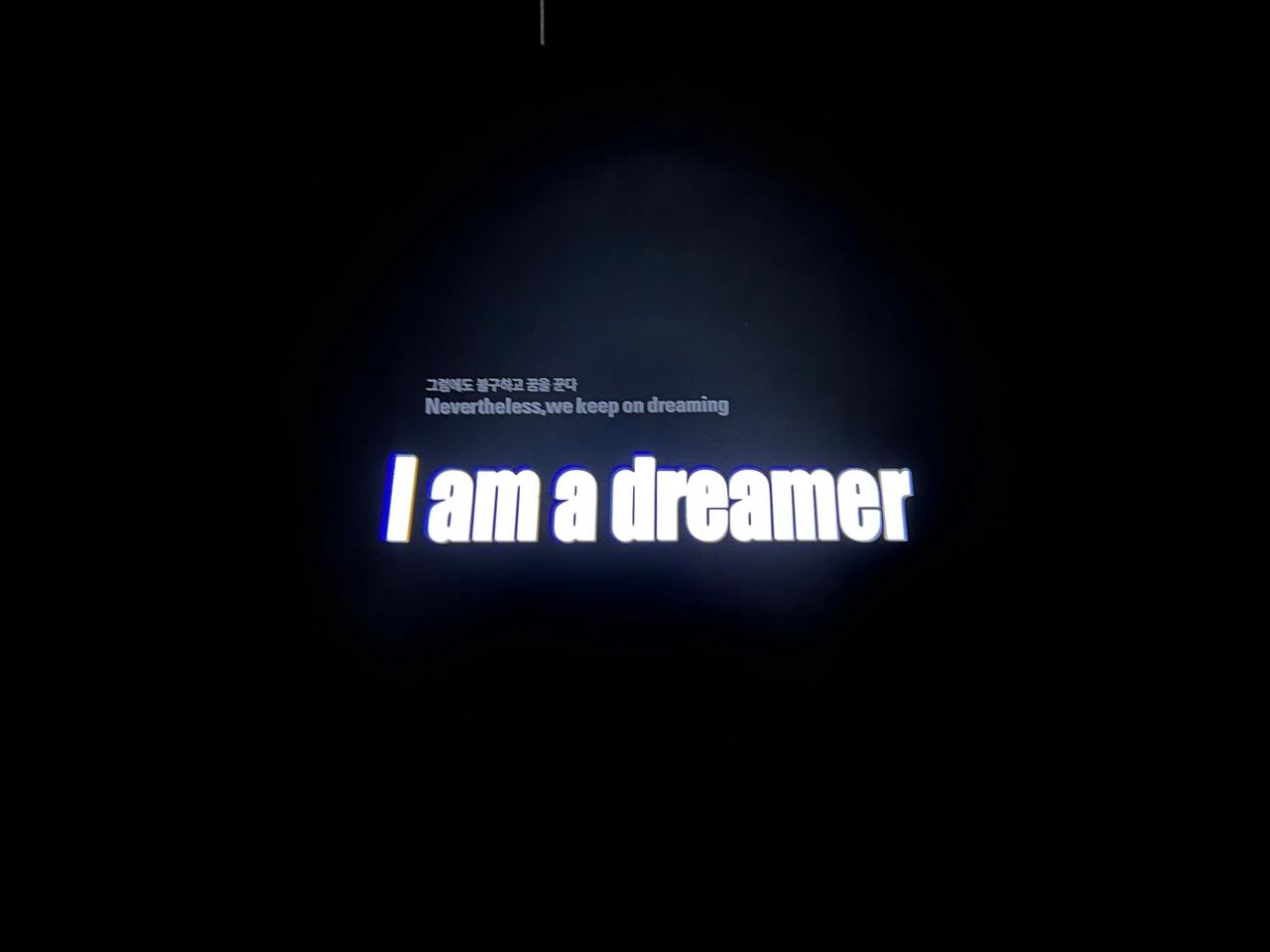 
                        蠶室樂天博物館｜新媒體藝術展DREAMER公司小組外勤集體來看展，這個展真的好抽象！星光??那部分真的絕美，去了能拍到很多好看的照片??。不過門票有點小貴??，成人180000韓元。#韓國生活 #首爾探店 #韓國旅游 #蠶室 #樂天世界 #樂天大廈 #新媒體藝術展 ??