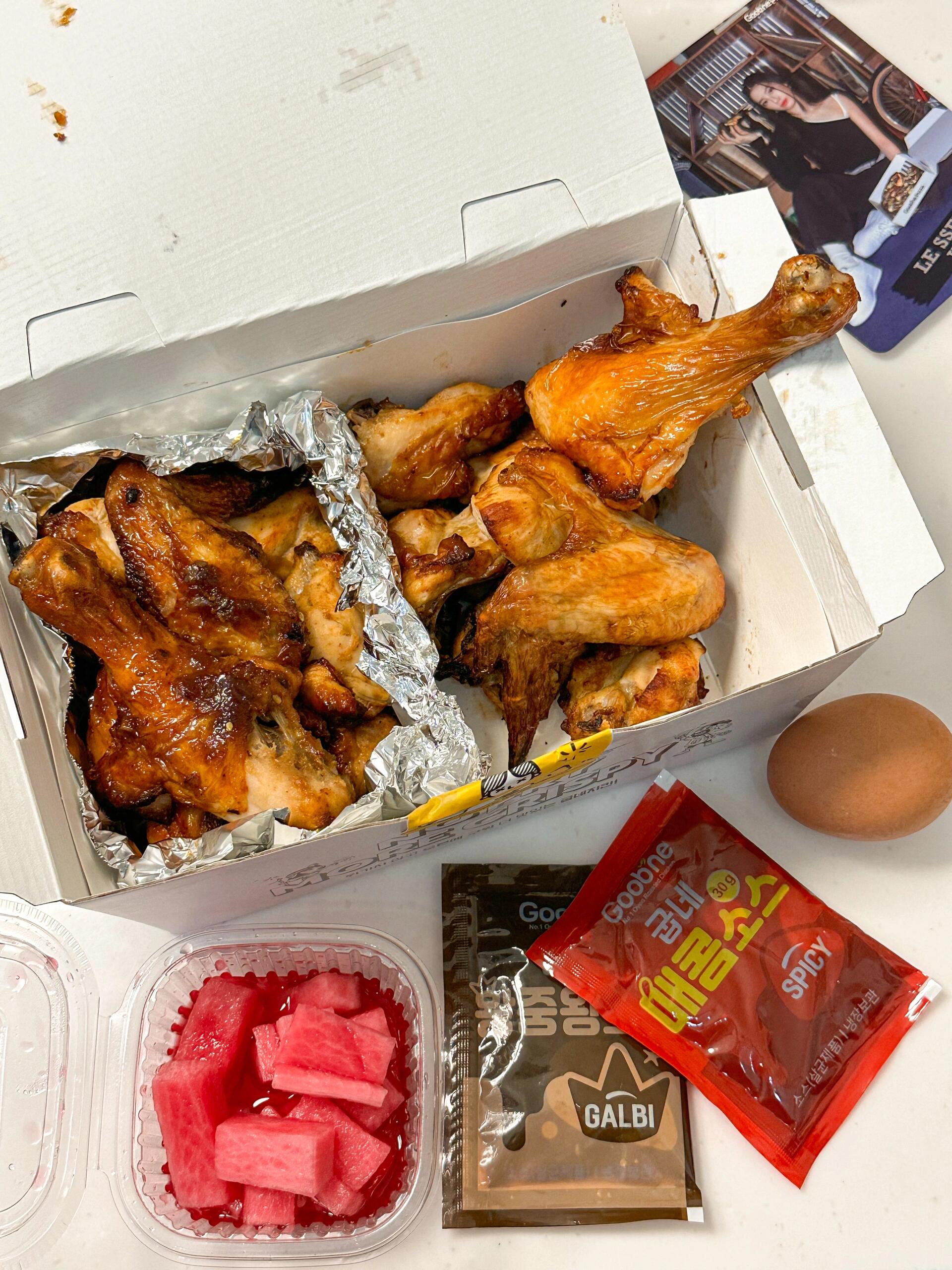 
                        濟州島必吃8大美食推薦！附詳細地址1??【濟州大排檔】地址：??? ??? 13推薦理由：地道的濟州風味，絕對不能錯過！2??【醬蟹】地址：??? ???7? 23 ???? 1? ?????推薦理由：超級美味的醬蟹，吃過就知道它的魅力！3??【海邊拉面】地址：??? ??? ??? 100推薦理由：建議下午去二樓，享受美景與美食的完美結合。4??【炸雞華夫??奶油意面】推薦理由：這道菜一定要趁熱吃，口感絕佳！5??【本地人推薦的生魚片】地址：???? ??? 99推薦理由：深受本地人喜愛的生魚片店，絕對值得一試。6??【牛島門口的烤魷魚】推薦理由：新鮮美味的烤魷魚，令人回味無窮。7??【烤黑豬肉】地址：??? ??? 7推薦理由：平價又香的烤黑豬肉，市區必吃！8??【帶小卡的烤雞外賣】推薦理由：比炸雞更香的烤雞，外賣也能享受美味。#濟州島 #濟州島旅行 #韓國旅游 #美食推薦 #旅行必吃 ??