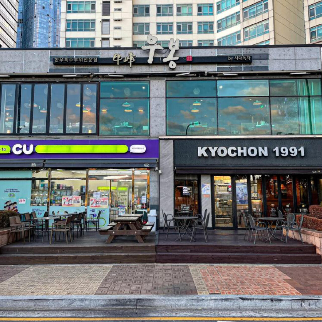 
                        ????釜山必去｜海云臺氛圍感滿滿的海景韓牛餐廳來到海云臺，千萬別錯過這家超贊的韓牛餐廳！這里提供各種部位的牛肉，絕對能滿足你對牛肉的所有期待～強烈推薦??肋眼肉和里脊肉，嫩滑到讓人驚嘆～牛胸肉火鍋也是必點的絕佳選擇寫著寫著都要流口水了??如果你在海云臺游玩，晚餐一定要來這里～一邊欣賞海景和日落，一邊享受烤牛肉～這才是完美的氛圍感??店名：?? 烏峰?? ??? ???? ????1?155 ????? ??2????11:30-22:00（21:00截止進店）下午15:00-17:00午休時間，不營業??人均5-9萬韓幣（韓牛價格稍高哦）#釜山行 #釜山 #釜山旅行 #韓國生活 #韓國旅行 #韓國旅行攻略 #韓國小眾旅行地 #釜山留學 #釜山生活 #釜山探店 #韓國美食 #釜山旅行攻略 #一起去看海 #最美日落 #海邊日落 #海邊 #海邊拍照 #帶著小紅書去旅行 ????