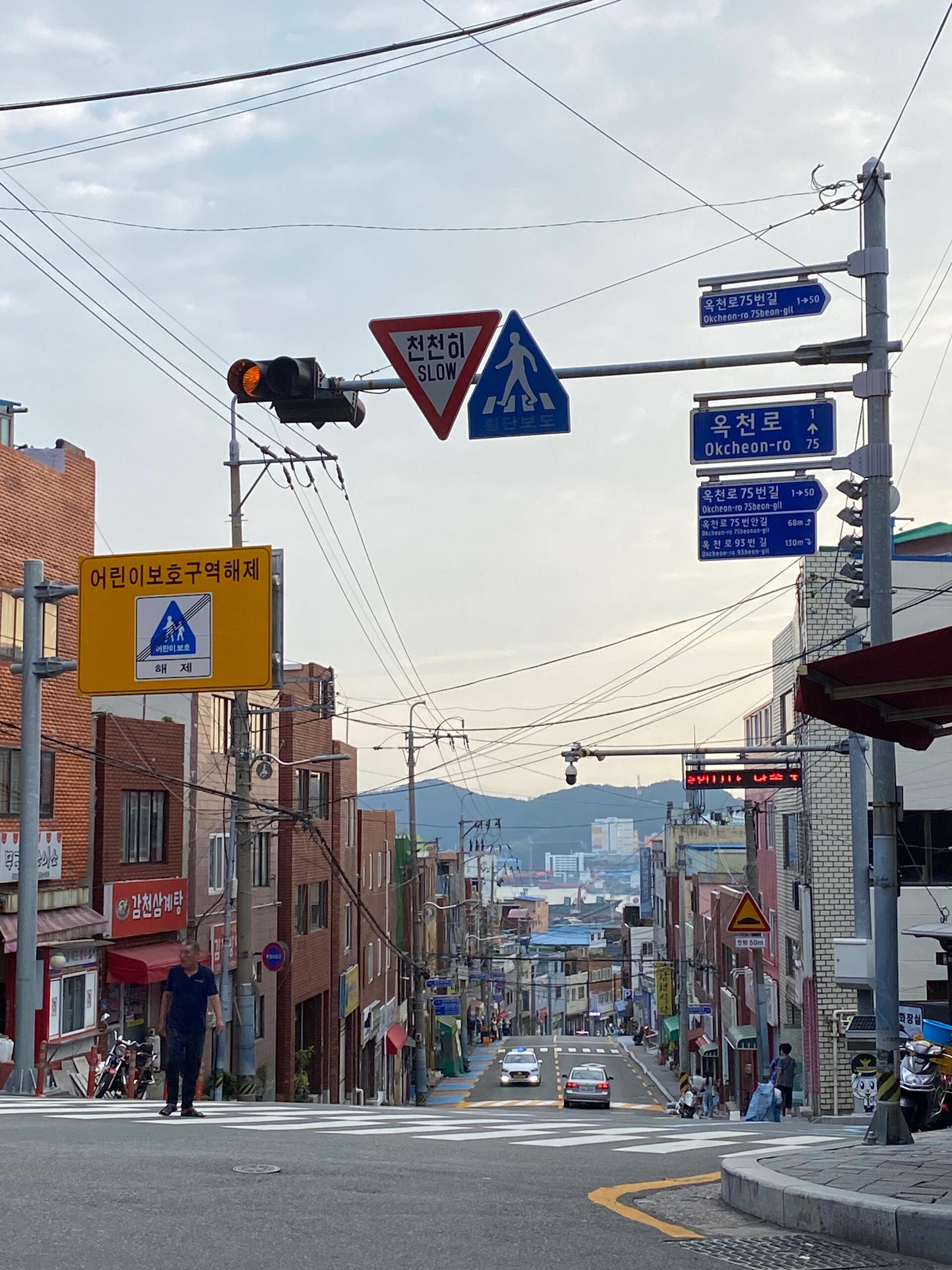 
                        第一次來甘川文化村的姐妹，秘?建議收藏很全釜山必去景點之一——甘川文化村??今天給姐妹們分享如何輕松游覽甘川文化村，避免走冤枉路????甘川文化村地勢有高低差，如果選錯入口，可能需要爬樓梯或坡道。建議從主入口進入，這樣可以從最高點一路向下走，不會覺得累哦，所以入口定位一定要準確！！??地鐵：?土城洞站6號出口釜山大學醫院癌癥中心前區間往返巴士：沙下1-1、西區2、西區2-2路?槐亭站6號出口槐亭十字路口Newcore Outlet對面區間往返巴士：沙下1、沙下1-1路??巴士：在1001路蓋山天然氣發電站站17路巴士終點站下車后，換乘居民區小巴士（沙下1、沙下1-1），甘亭小學下車??出租車：甘亭小學或者甘川文化村服務中心下車甘川文化村有三條推薦路線：1??主路往返路線耗時：約40分鐘從向導中心開始??小王子與沙漠狐貍????大海（照相區）結束從向導中心進，從向導中心出?適合只想簡單游覽和拍照的姐妹們2??精品路線耗時：約1小時20分鐘從向導中心??小王子與沙漠狐貍????光之家??小狗狗的家??希望的信息從向導中心進，從希望的信息出來?適合時間充裕，想深入體驗的姐妹們3??圖章路線耗時：約2小時從向導中心??小王子與沙漠狐貍????光之家??甘內谷幸福發電站??希望的信息?適合時間充足，想收集全部圖章的姐妹們我們選擇了精品路線，從四點開始，六點結束，中途還去喝了咖啡，視野超好！！推薦！！咖啡館：b1blue house 棉花糖咖啡館??地址：?? ??? ??1?243?? 3藍色云朵房子，建筑可愛顯眼，窗邊視野極佳下午茶時間來這里喝杯咖啡，是觀賞日落??和夜景??的絕佳位置我點的是棉花糖拿鐵咖啡，拍照??超好看，可以吃一半棉花糖再放進咖啡里，甜甜的。????推薦：棉花糖咖啡????【Tips小貼士】：?拿明信片的地方四點半就關門，想要明信片的寶寶們要早點去哦???如果想打卡圖章，可以在游客中心購買，??2000韓幣一張哦#韓國 #釜山旅行 #甘川文化村 #地圖標注 #釜山攻略 #徒步隨手拍