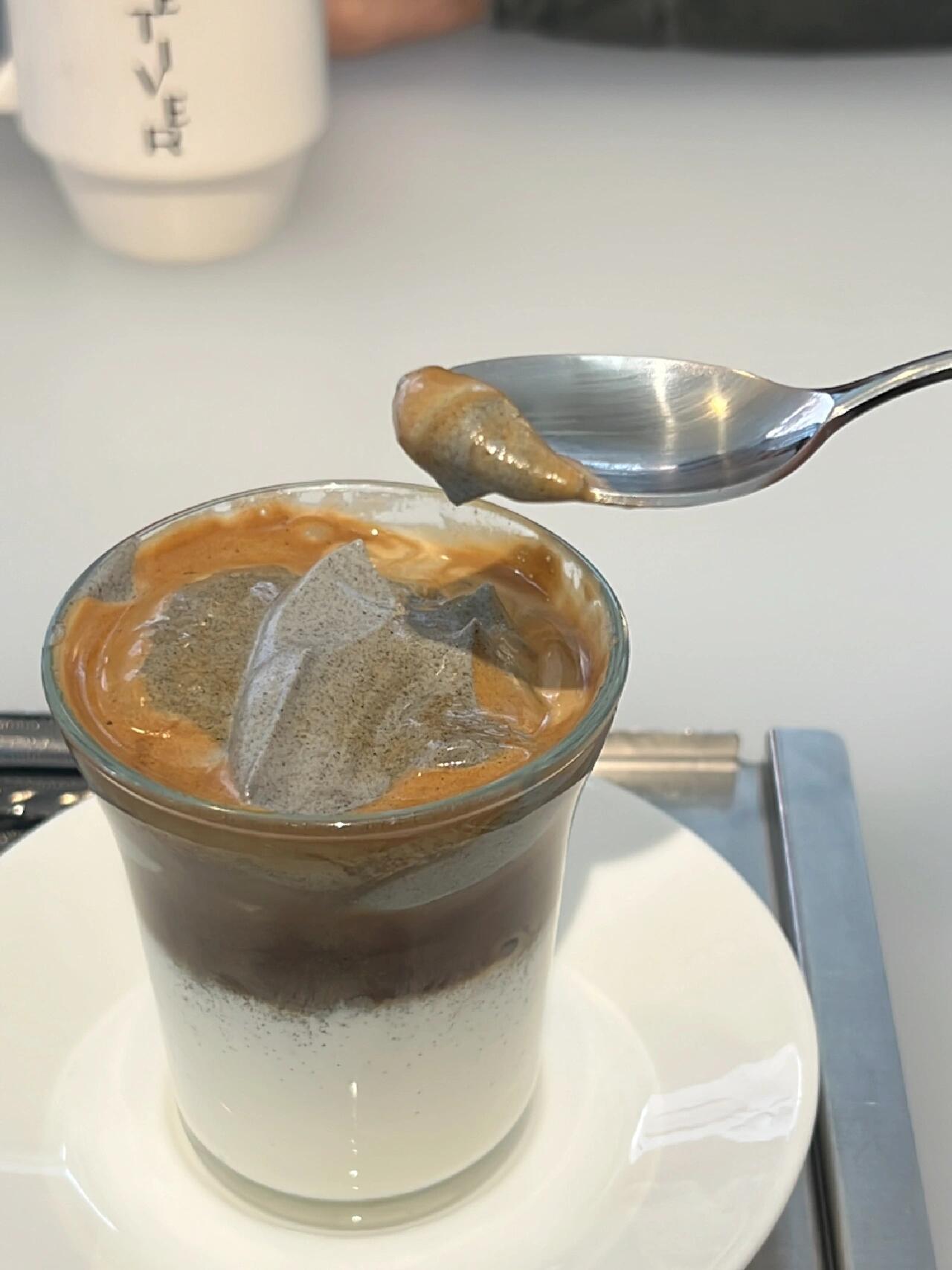 
                        圣水洞必打卡的芝麻拿鐵！??圣水洞有一家超火的咖啡廳，主打黑芝麻拿鐵和冰激凌拿鐵，真心推薦！這款芝麻拿鐵濃郁到不行，先用勺子品嘗頂部的黑芝麻糊，再用吸管攪拌，黑芝麻和咖啡的組合簡直絕配，喝完還想再來一杯！店里還有黑芝麻冰激凌華夫餅，值得一試哦~黑芝麻拿鐵：6500韓元冰激凌拿鐵：7000韓元?? ??? ?????? ??? ???11? 18 1????營業時間：11:00-21:00#圣水洞 #韓國咖啡廳 #韓國留學 #圣水洞美食 #韓國生活 ??