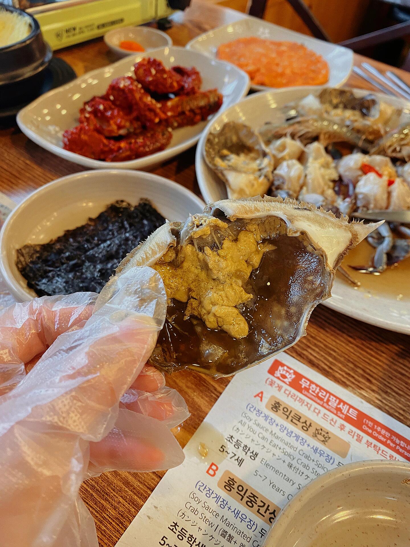 
                        首爾醬蟹吃哪家這次本來想嘗試另一家米其林醬蟹Gebang Sikdang，無奈預約不上，有點可惜。最后吃的這兩家，我在幾年前就已經吃過了，剛好在那附近就又跑了回去再吃一遍。首先說說弘益醬蟹，這是家自助餐廳，在弘大入口站一號出口附近，步行大概十多分鐘。當天去的比較早，人也較少，都是一些年輕的韓國人居多，可能是附近的學生。自助有三種選項，我選的是26000韓元的套餐。醬蟹、辣醬蟹和醬油蝦任吃，還包括蒸蛋、豆芽菜辣蟹湯、泡菜煎餅、飛魚卵和紫菜。醬蟹和蝦要全吃完才可以再點，不限量。紫菜也可以免費加，但泡菜煎餅和其它那些再點就需額外付費，價格都寫在桌上的菜單上。（圖二）朋友第一次嘗醬蟹這種食物，他也覺得味道不錯，吃起也沒有腥味。個人覺得原味的比較好吃，但是如果你們好奇辣的味道，可以點和我一樣的套餐，價格相差不多。就只有那個豆芽辣蟹湯我們覺得太太太咸了，加了杯熱水，才勉強可以喝。上次是一個人來的所以沒有包括這個湯，當時還覺得很可惜。而大瓦房就是在北村韓屋村附近，安國站2號出口直走五分鐘內抵達。當天我剛好趕在它開門營業的時間抵達，所以不需要排隊。點了一只的醬蟹套餐，價格是53000韓幣。首先它家的小菜種類真的超多的，有十一種。真的吃小菜都會吃到飽的感覺，隨餐還付上大醬湯。還再來就是它家醬蟹很大只，滿滿的都是膏，一看到就食欲大增。沒有腥味，但實話說這次吃和上回感覺有點不一樣，我覺得就算是配著白飯吃還是會覺得很咸，蓋掉了鮮味。還好它家是有提供熱茶的，我喝了整整一壺，很解膩。不過也有聽到后面桌的香港人說很好吃，很適合重口味的人。總結一下，弘益醬蟹就是性價比高，比量取勝。而大瓦房走的是精致路線，用的是較好的食材。就像是我們平時吃的烤肉火鍋一樣，自助和單點的分別多數在于食材，畢竟一分錢一分貨。味道方味各有千秋，沒有驚艷也不難吃，來都來了就嘗試一下吧！#旅游攻略 #韓國旅行 #首爾探店 #一個人的旅行 #首爾旅行 #首爾美食 #走走薯 #旅游薯 #當然要記錄啊 #日常碎片 #美食探店 #旅行中是地道美食 #韓國醬蟹 #大瓦房醬蟹 #弘益醬蟹