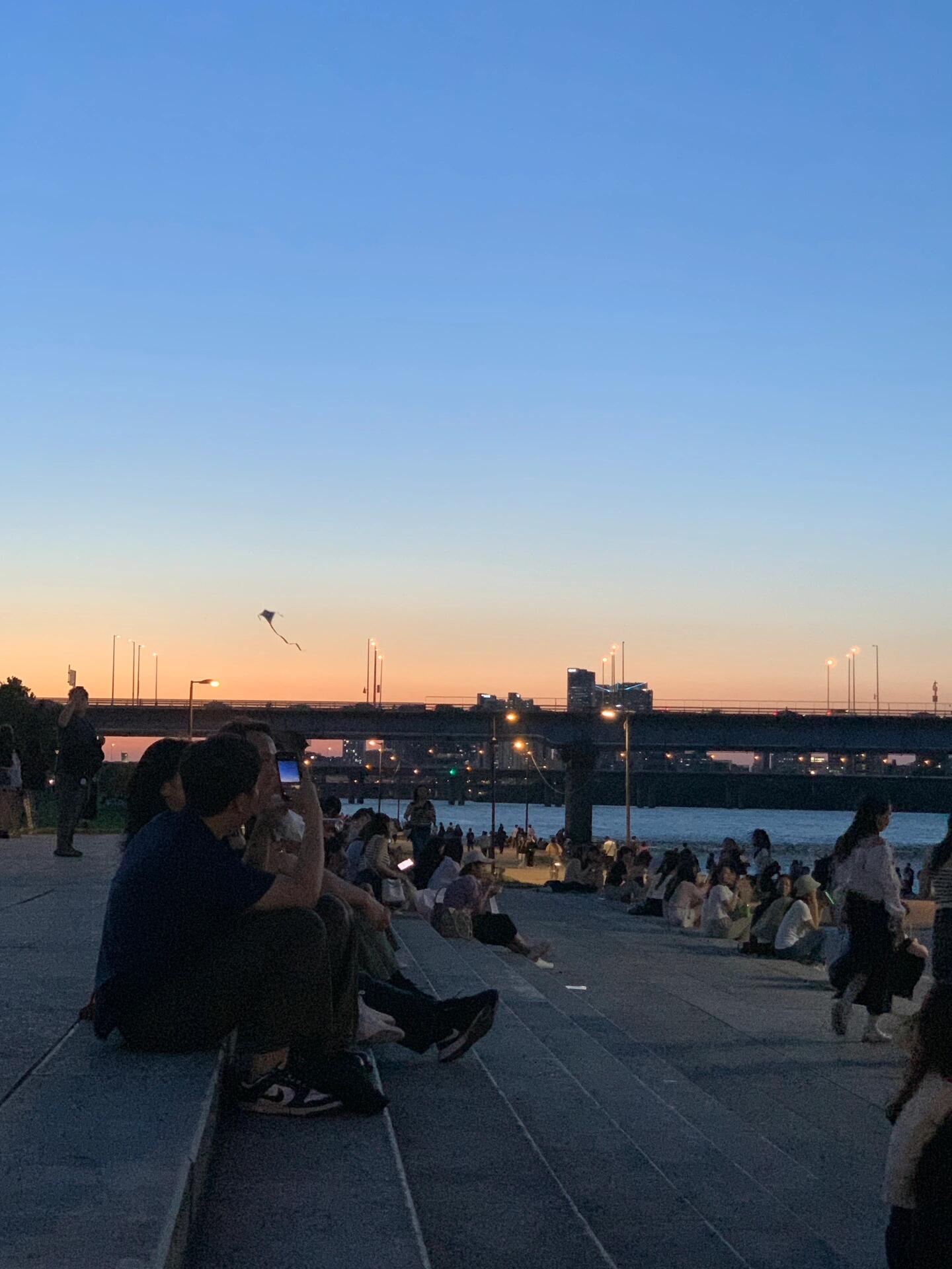 
                        ??漢江公園日落美景不可錯過在首爾的第二天，陽光明媚得就像是專門為了我們而準備的一樣??逛完了現代百貨，我們沒有猶豫，直接向著漢江公園出發???♀????♂?路上順便在711搞定了簡餐，拉面??和冰鎮飲料??，就著江風，這簡直是極致享受！坐在江邊，看著天邊的云彩從金黃漸漸染成粉紅，所有的煩惱仿佛都隨風飄走了??這一刻，感覺整個世界都安靜了下來，只剩下美好??#韓國旅行 #首爾旅行#漢江公園 #首爾探店#日落 #首爾漢江