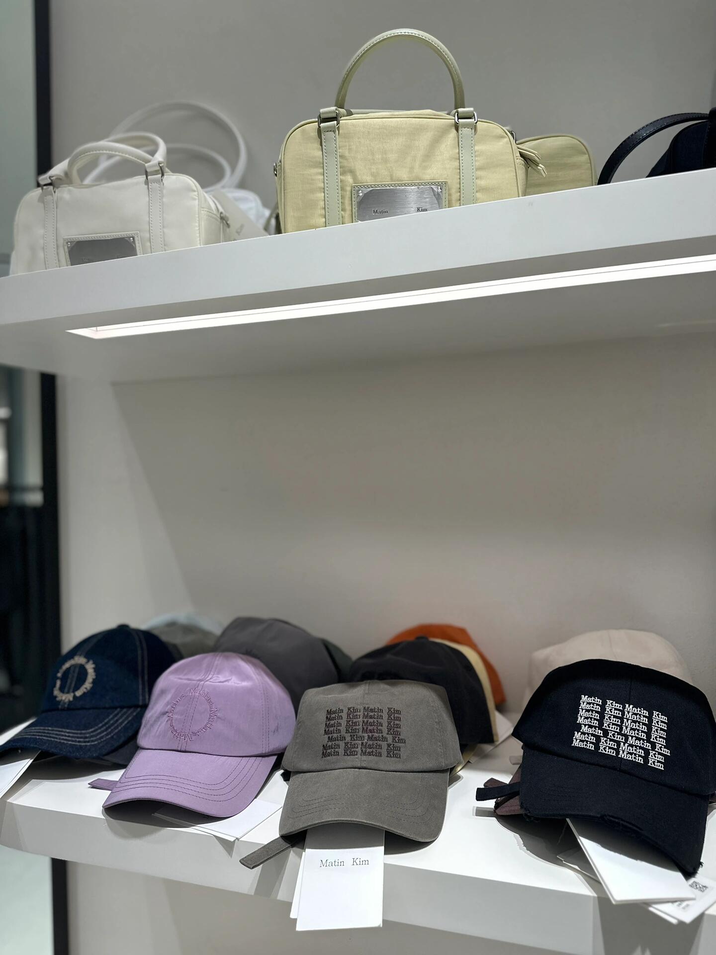 
                        ????探店 | Martin Kim明洞店全新亮相設計感滿滿的Martin Kim在明洞新店開業啦！??位置就在樂天百貨四樓，逛街的好去處~人流不多，適合悠閑地逛逛~他家的包包設計真的很戳我心??#韓國探店 #韓國日常 #韓國生活 #martinkim #韓國martinkim #明洞 #韓國潮牌 #韓國旅游
