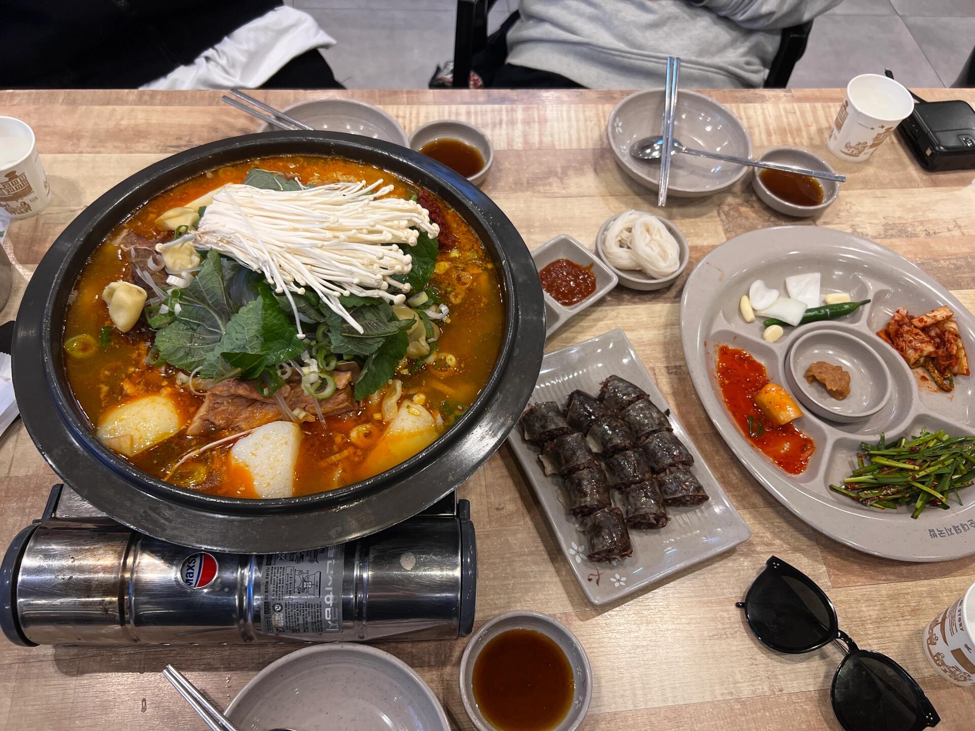 
                        韓國??美食之旅不虛此行！（釜山篇）在韓國度過了6天，必須分享一下美食踩雷和推薦的經歷！??釜山P2. 海云臺海鮮大排檔??抵達后的第一餐就被坑了，專門宰外國人的地方！活海腸1個、海螺刺身1個、海蝦8個，總共10萬韓元！價格和菜單上不符！除了海腸特別鮮美，其他的都很一般，甚至不如國內沿海城市的美味。P3. 海云臺商業街烤肉被坑后立刻換到商業街人最多的烤肉店，價格合理，味道不錯。在這里嘗到了生牛肉，沒有怪味，甜甜的，但不太習慣，最后還是放鍋里烤了。P4. 辣炒章魚鍋非常美味，不是國內那種甜辣味，朋友吃了兩碗飯，強烈推薦！招牌是白底紅字，還有一個白色頭頂一撮紅毛的公仔。P1. BIFF廣場的雪濃湯辣燉牛骨鍋和雪濃湯超級美味！釜山第一！就在BIFF廣場的kakao附近。P5. 海云臺商業街湯飯街上人最多的那家！只有一家！米腸好吃到懷疑人生！吃了兩大份！一定要試試！#韓國釜山 #釜山旅行 #釜山行 #韓國美食 ????