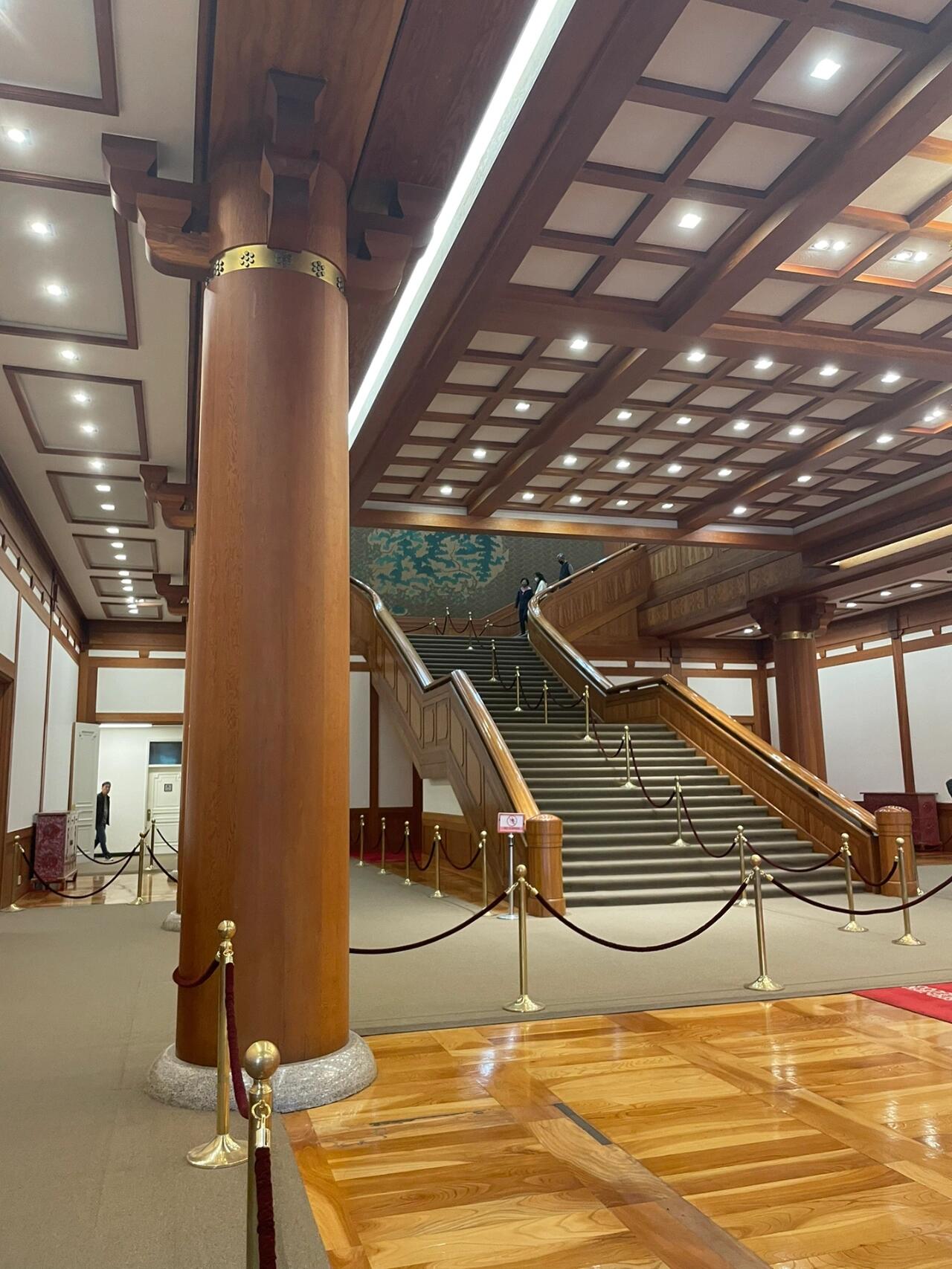 
                        ???? | 快速游覽景福宮、西村和青瓦臺的完美下午路線很多小伙伴來景福宮附近游玩時都喜歡穿韓服，但最近天氣太熱了，所以我整理了一條快速游覽景福宮和西村的路線！這個區域的店鋪主要是文創店，幾乎沒有賣衣服的，逛下來會發現這里和首爾其他地方不太一樣，少了喧囂，多了幾分寧靜的氛圍。#韓國 #景福宮?? **景福宮**：從景福宮站5號出口出來，在光化門打個卡就好。如果天氣太熱，不建議進去逛哦。#韓國首爾景福宮**西村探店**：?? **One more**：???? 6-1 2?，這是一家百貨店，里面有很多文創產品，特別是可愛的文具和帆布包。#onemore?? **Black03**：????2? 22 1?，這是一家小型服裝店。雖然西村主要不是逛衣服的地方，但如果正好路過，可以進去看看。#韓國逛街?? **cosmic mansion**：???? 52-1 1?，這是一家小眾香水店，店鋪很大，是獨立的一棟樓，里面有香袋、香水和衣物噴霧，價格不貴，非常適合買來做伴手禮！而且包裝超級好看哦。#cosmicmansion?? **ofr seoul**：????12? 11-14，這是西村區域最??的書店，還有衣服、帆布包和文創產品，拍照特別好看！#韓國書店 #韓國探店?? **home of hai**：????10? 8，這里有韓國小姐姐們必備的莫蘭迪色系包包、鞋子和衣服，還有吸引人的絲綢玫瑰花和竹節元素包包。我覺得和ofr一樣，是西村必逛的店。#homeofhai?? **最后一站青瓦臺?**：自從????政府把辦公地點搬到龍山后，青瓦臺開始對外開放啦！外國游客無需提前申請，只需帶好護照就可以免費入場，最晚入場時間大約是下午4點。內部保留了原有的裝修風格，同時增加了很多展覽品和照片（有講解人員，但好像只有韓語）。因為在山上，空氣特別好，附近也沒有居民區，氛圍非常安靜，比景福宮更值得一游哦。#韓國旅游 #韓國生活 #首爾旅行 #景福宮探店