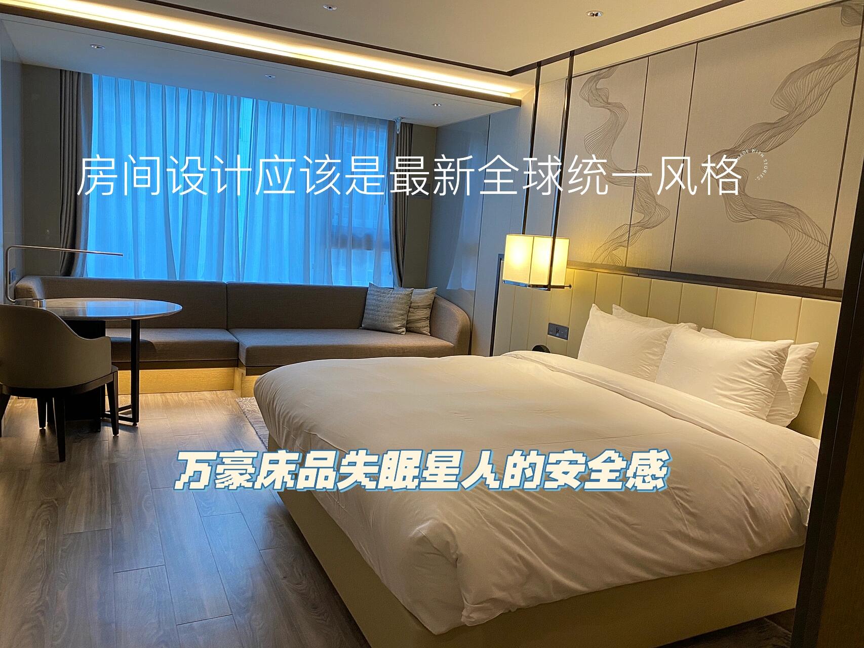 
                        ????下一站住哪丨大邱萬豪飯店一日游體驗日更【大田-大邱-首爾-江陵正東津游記】之大邱住宿篇這次說走就走的大邱烤腸之旅完全沒有提前計劃，從大田臨時決定前往大邱，時間、車票、飯店和想去的地方都沒有規劃，只是不想在韓國留下遺憾。在從大田前往大邱的KTX列車上，隨手在地圖上搜索飯店，心里想著要不就住汽車旅館吧??，雖然內心有些掙扎。再仔細一看，竟然發現大邱有萬豪Marriott飯店，而且不是旗下的便捷連鎖。對比了Naver、Booking等平臺，發現最便宜的價格居然是通過我們大陸的軟件預訂的。毫不猶豫地以最快速度完成預訂和付款。飯店地理位置極佳，入住體驗讓人覺得房費超值。前臺小姐姐非常友好，讓我都想給小費，感嘆大城市的服務真好。（順便說一句：大邱的體驗感比釜山還要舒適，人少安靜但設施齊全，交通方便，物價合理。綠植成蔭，休閑慢節奏，真的有點像南寧！）首先，女性住飯店最重要的是安全。其次，對于容易失眠的人來說，床鋪的品質必須過關。最后，韓國南部的物價比北部尤其是首爾便宜太多了，感動得想哭，這么好的優惠怎么能錯過呢？這可是萬豪本體，不是便捷連鎖。總之，入住高級飯店能讓旅途更愉快，幸福感倍增。窮家富路的道理在這里體現得淋漓盡致，要在飯店自由的路上繼續努力！店名：大邱萬豪飯店地址：大邱廣域市 東區 新川洞 326-1#韓國 ? #韓國飯店 #萬豪 #萬豪旅享家 #大邱 #大邱萬豪飯店 #畢業旅行 #畢業旅行計劃 #畢業旅行vlog #畢業季旅行記