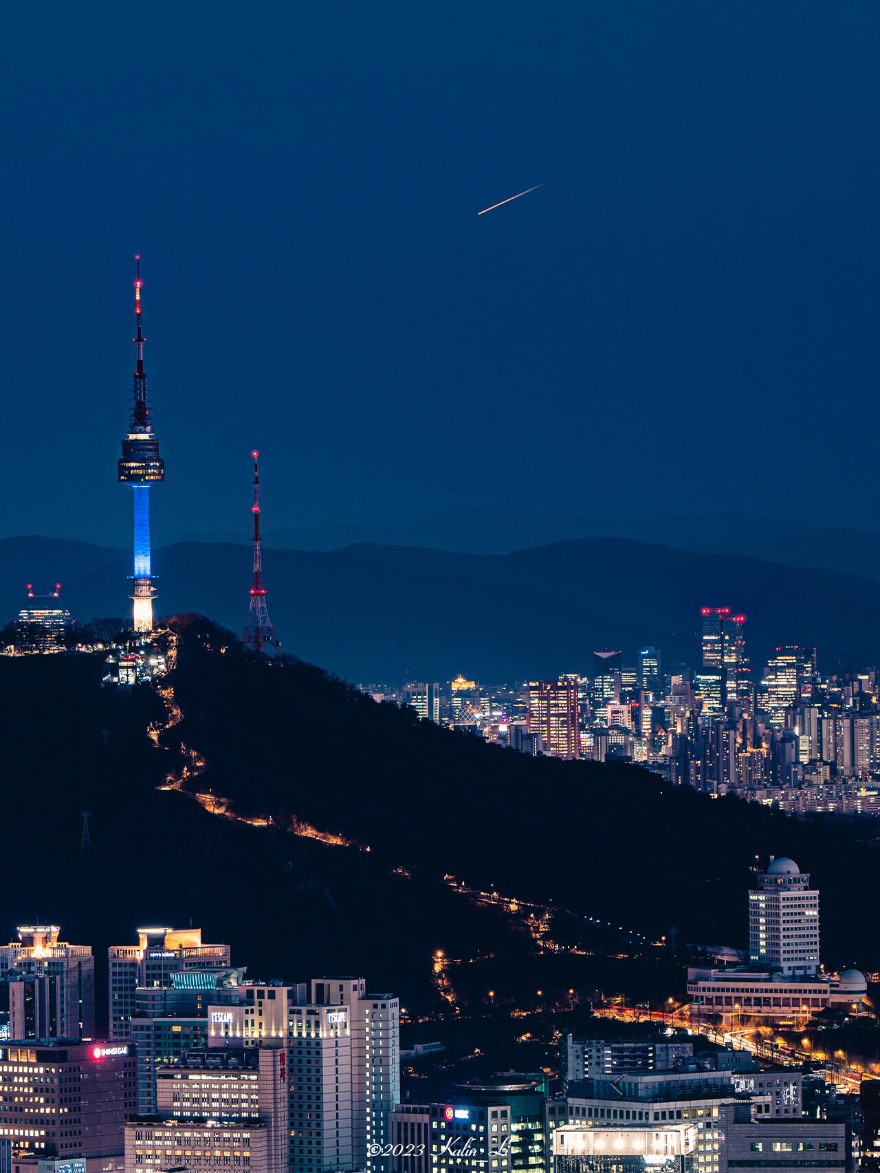 
                        ??首爾夜景最佳拍攝點推薦沒想到爬了那么多次仁王山，這次居然迷路了，不過剛好趕上我最喜歡的藍調時間。???#韓國旅行 #首爾夜景 #城市風光 #風光攝影 #首爾南山塔