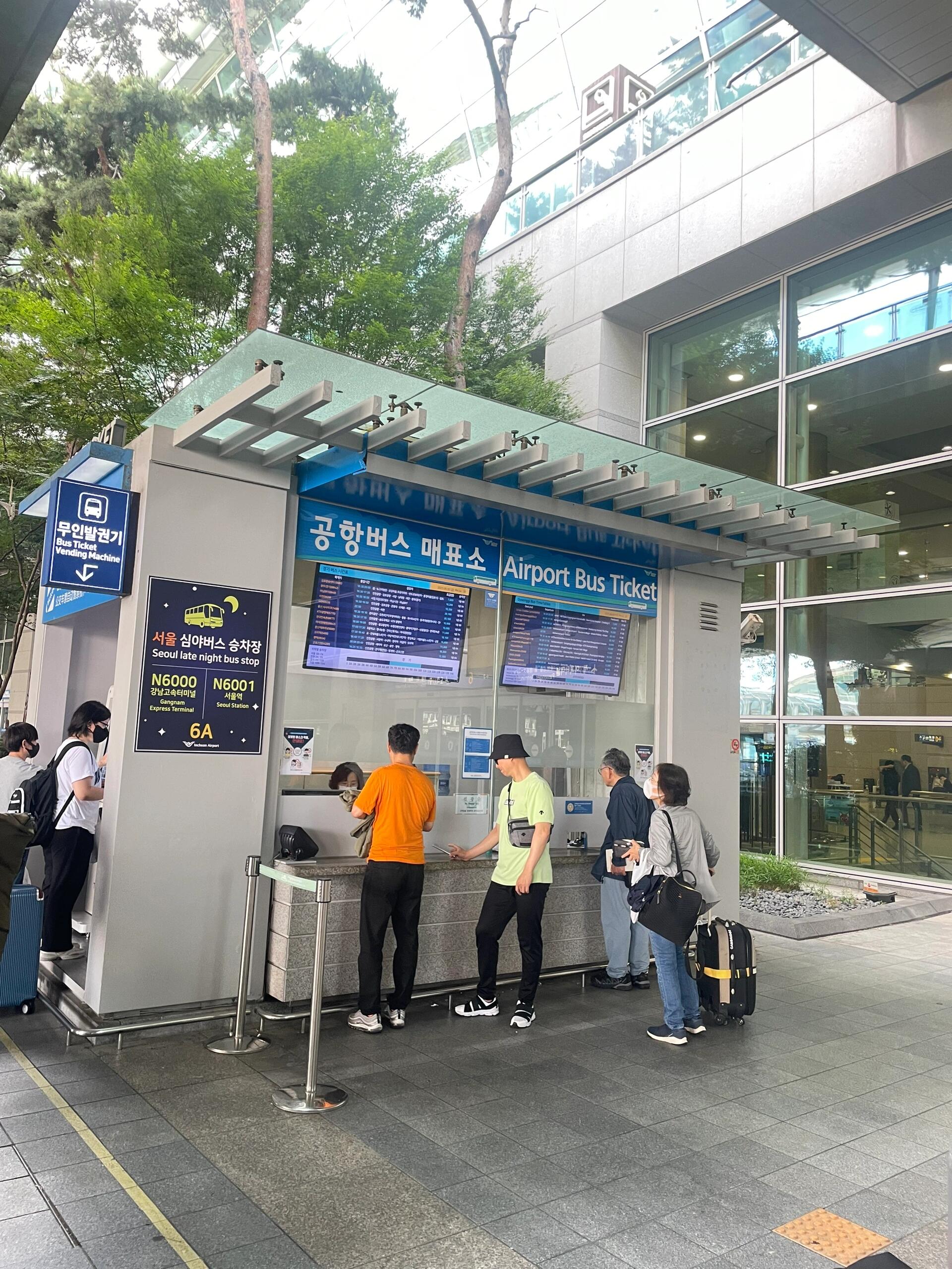 
                        仁川機場到首爾的機場大巴攻略??寫在前面：??目的地：明洞??線路：6015（圖2附中文線路圖）??票價：17000韓元如果你不想費心思考換乘路線，上車就能安心小憩，機場大巴絕對是省心又舒適的選擇！班次非常頻繁，基本每15分鐘就有一趟哦~買票方式很簡單，走出機場就能看到人工售票處和自助售票機（圖3）。自助機支持中文界面，不過第一次使用可能會對目的地選擇有些困惑，因為韓語和中文的首字母略有不同。最簡單的方法就是直接輸入巴士號。我第一次使用時不太會選，向旁邊的韓國人投去求助的眼神，他們立刻幫我切換回韓文界面，迅速選好目的地，這也是個不錯的方法哦~我在16:30上車，可能趕上了晚高峰，一個半小時后到達明洞。時間和地鐵換乘差不多，但沿途還能欣賞到美麗的城市街景。上下車時都有工作人員幫忙拿行李，服務真的很貼心！計劃回程時再乘坐機場大巴。#仁川機場 #首爾 #仁川機場大巴 #明洞 #韓國 ????