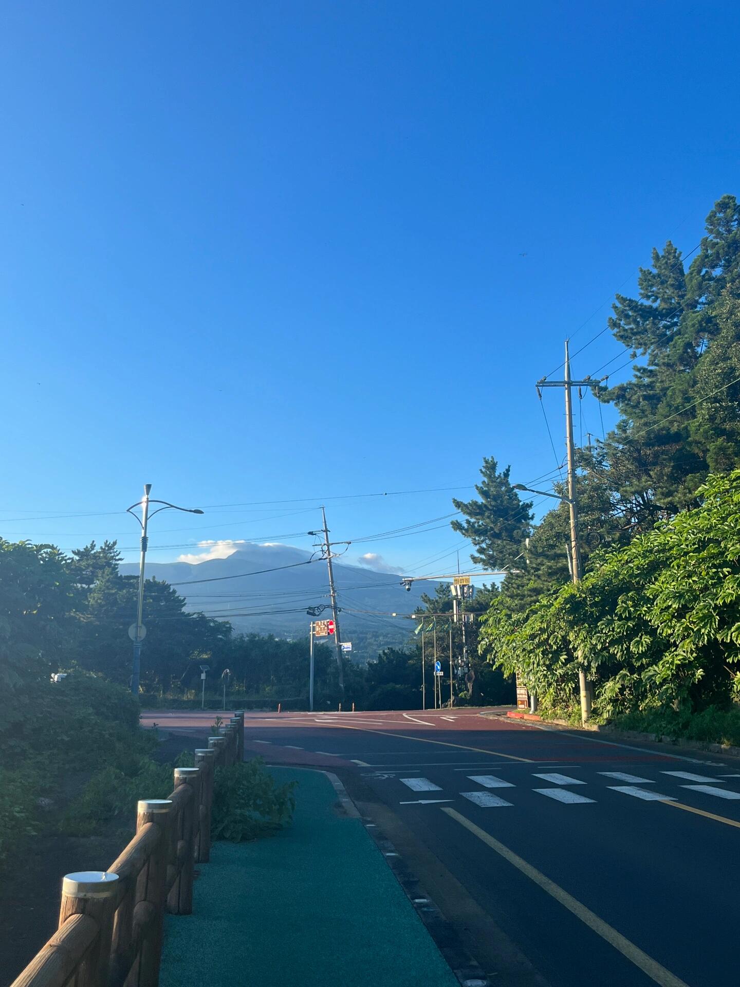 
                        濟州島西歸浦獨立巖仙女湯絕美海景哪怕只在西歸浦待上一天，也絕對值得！??西歸浦市的獨立巖棧道附近，風景美得讓人窒息。從濟州島回來已經一個多月了，但每次看到照片，心中依然充滿懷念。看著海浪拍打巖石，激起白色浪花，真的讓人感到無比治愈。??#濟州島 #濟州島旅行 #韓國濟州島 #西歸浦 #海景 #旅行治愈系