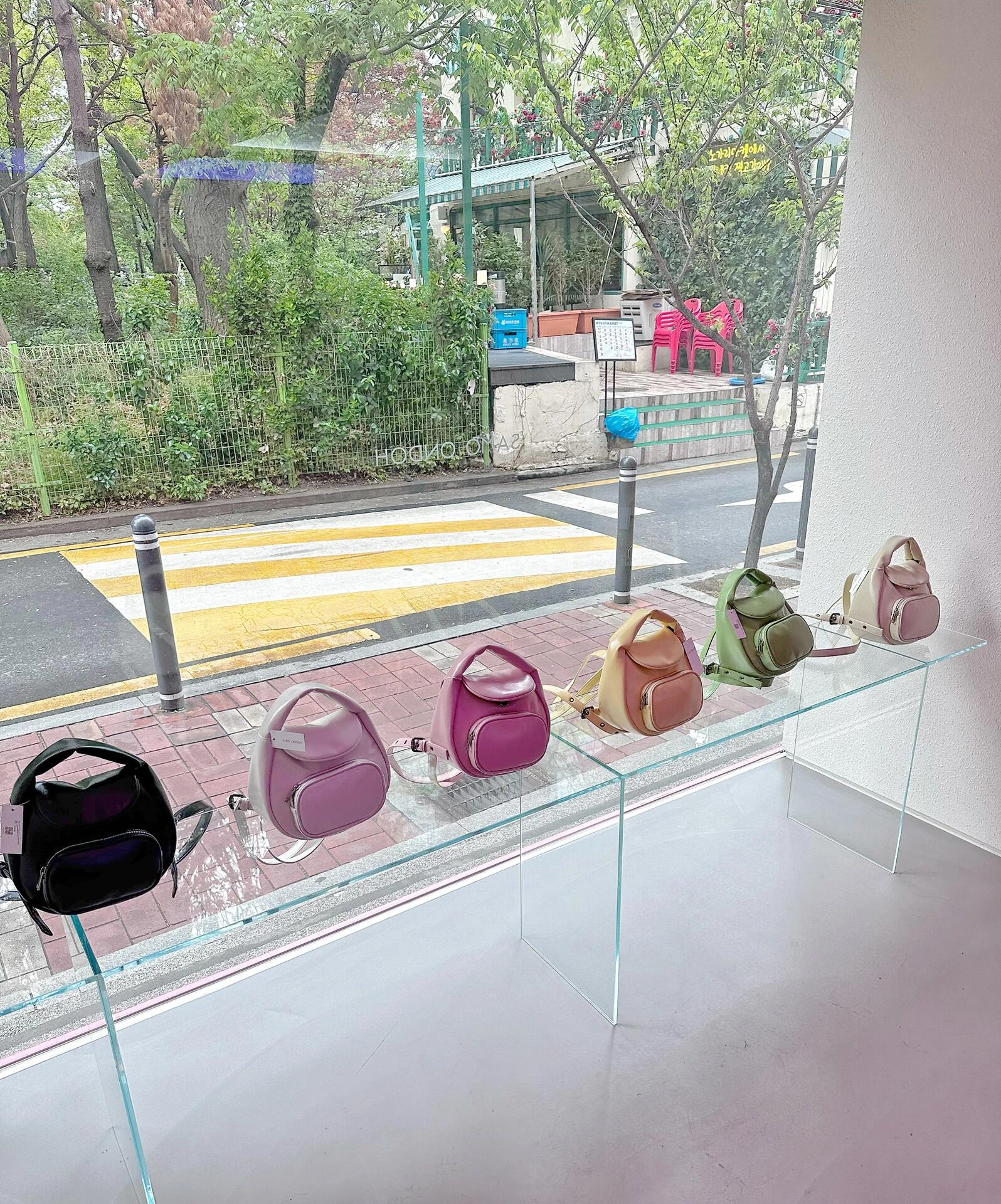 
                        ????首爾圣水首爾林必逛的小眾包包品牌店名：SAMO ONDOH地址：首爾特別市 城東區 圣水洞一街 668-39（地鐵站首爾林站5號出口）這家店的包包不僅顏值高而且價格親民，大多數價格在幾萬到十幾萬韓幣之間。款式多樣，質感也非常不錯！風格偏向簡約韓風和可愛風，百搭又時尚！絕對是圣水首爾林區域必逛的店鋪之一！順便提一下，當天因為天氣不好，照片效果一般，但包包實物質感和設計都很出色！#周末去哪兒 #留學韓國 #首爾探店 #小眾包包 #小眾品牌 #包包 #韓國旅行 #首爾旅行 #圣水洞 #首爾林 #韓國小眾品牌 #韓國留學 #韓國穿搭 #韓國探店 #韓國購物必逛