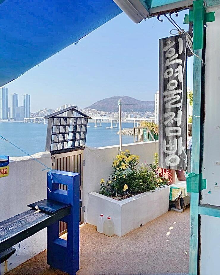 
                        白淺灘????絕美打卡地??直面日落海景享受韓式拉面??#日常碎片PLOG #筆記靈感來到白淺灘文化村，千萬不要錯過這家藍白色小屋，專門提供韓國拉面的地方。店鋪雖小且簡陋，但由一位親切的阿姨經營。傍晚時分，坐在戶外，面朝蔚藍大海，欣賞日落的同時享用拉面，簡直是一種享受。（白色圍墻就是你的桌子）打開鐵鍋的瞬間，平凡的拉面也能拍出絕美的照片！??????絕對是小徑上的一道亮麗風景。拉面里加了雞蛋????，在這里提醒大家??????????，鐵鍋的耳朵非常燙??千萬小心????端上來時不要碰????只需打開蓋子即可。相信很多人和我一樣都被燙過??。??一樓只有戶外露臺的四個座位，室內二三樓也可用餐，藍色木制窗框直視大海。餐點準備好后需自行到一樓找阿姨領取。?????????另有吐司出售????? ???4?1044-6#攻略 #旅游 #周邊游 #釜山白淺灘文化村 #釜山探店 #釜山 #白淺灘文化村 #白淺灘 #釜山白淺灘 #白淺灘 #海邊拉面 #在海邊吃拉面的日子