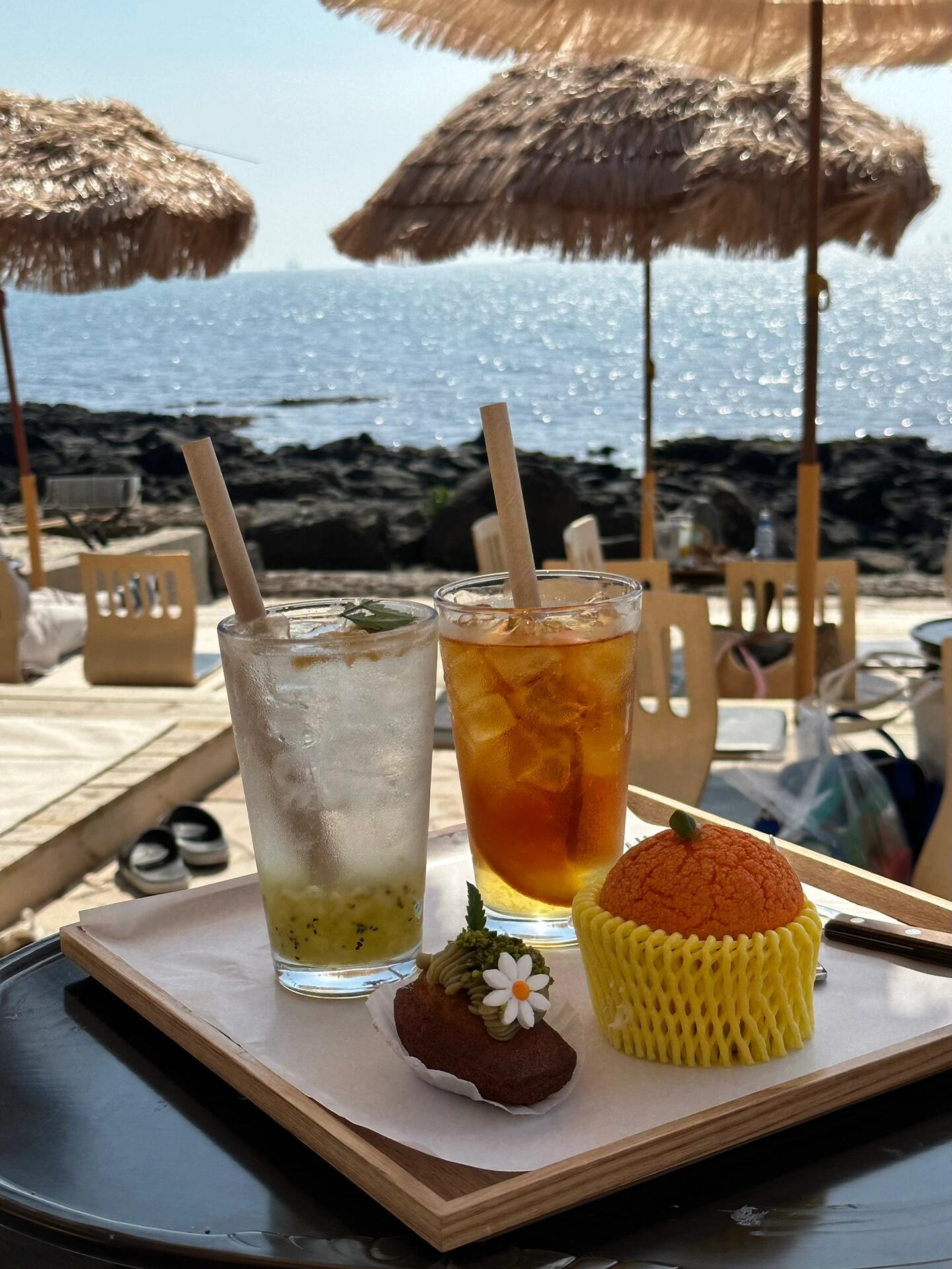 
                        濟州島咖啡探店指南??｜西歸浦??｜涯月邑??在濟州島享受一個悠閑的下午～??店名：????地址：34 ????1027??, ???, ????, ??????? (??? 133)??店名：Cafe ???地址：?? ??? ??? ????? 52#濟州島 #咖啡店 #西歸浦 #涯月邑 #悠閑時光 #探店分享 #旅行打卡 #韓國旅行 #適合放空的地方 #咖啡時光 ??????