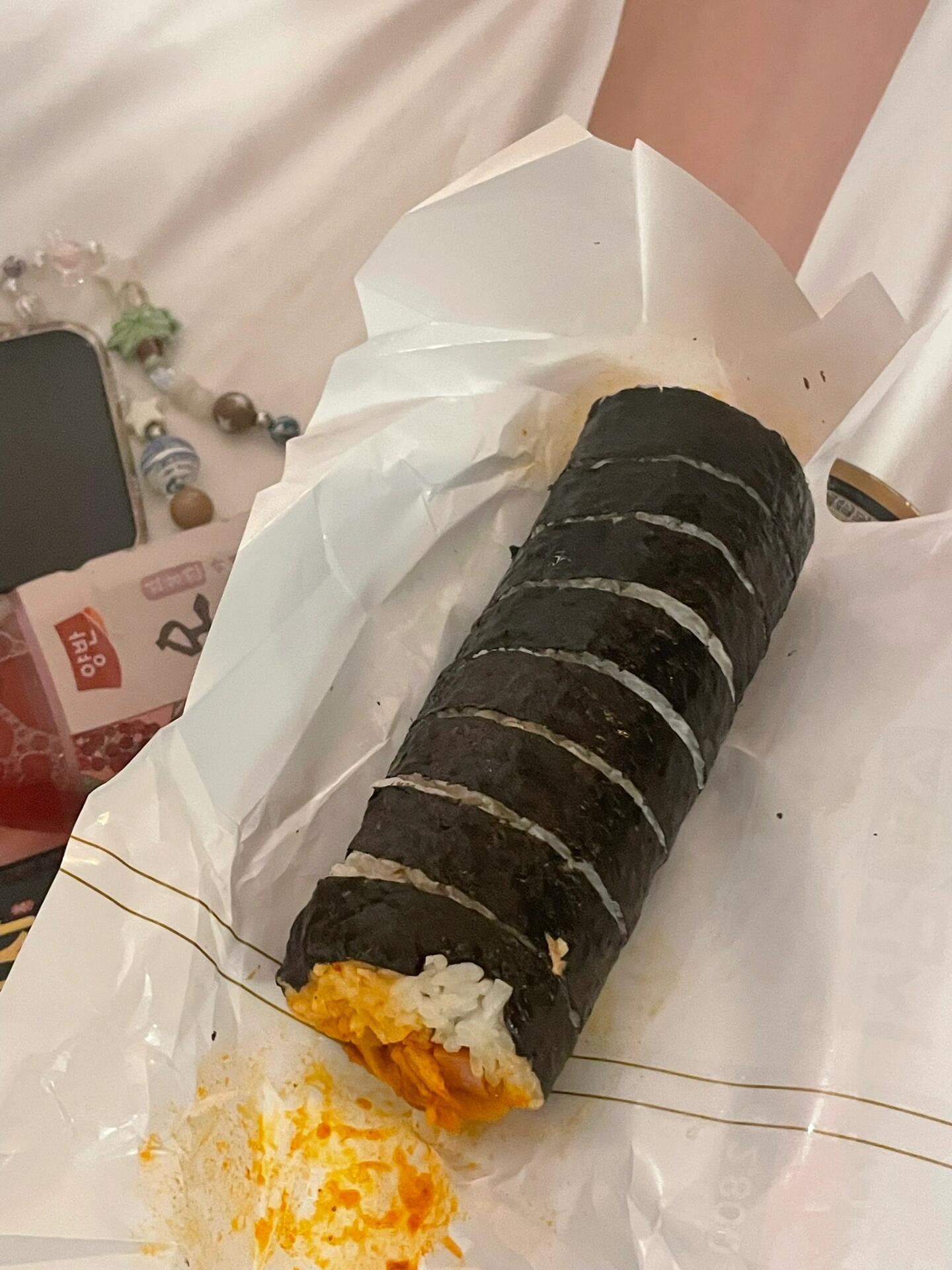 
                        首爾美食探店分享p1-p2 圣水的onion咖啡館，紅豆包和杏仁拿鐵絕對值得一試！????p3 弘大的colline柿子冰，清涼解暑，超贊！??p4-p5 在弘大嘗了孔陵一只雞和東大門的陳玉華，強烈推薦孔陵，冷氣十足，記得加年糕和面，超滿足！??p6 圣水站附近的傳說土豆脊骨湯，9號口出來走500米，吃完還能逛rockfish，完美行程！????p7-p8 明洞逛街時朋友帶去的烤肉店，炒泡菜和山蔥是烤肉的靈魂搭配！????p9 明洞bhc隔壁的炸雞店，魚餅湯是喝燒酒的絕佳搭檔！????p10 吃過bhc炸雞的姐妹們可以試試BBQ炸雞，味道絕對不輸！??p11 汝矣島現代百貨B1的美味炒年糕+米腸，超滿足的街頭小吃！?????p12 老網紅雪冰，經典美味依舊，隨便點都不會踩雷！??p13 好吃的紫菜包飯，便利店隨手可得，里面是切好的，方便又美味！??#首爾美食 #首爾探店 #孔陵一只雞 #旅行 #弘大 #韓國美食 #美食分享 ???