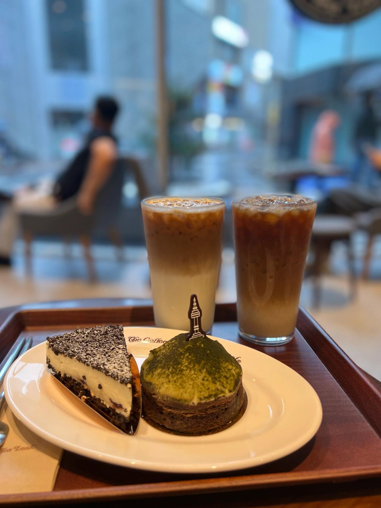 
                        超萌南山塔蛋糕，治愈系美味今天在咖啡店被一款小蛋糕徹底治愈，雖然外面下著雨，但坐在窗邊欣賞雨景，別有一番風味。原本只想點一個蛋糕，結果看到旁邊的南山塔造型蛋糕，實在忍不住多來一個！抹茶味道搭配巧克力底座，連小小的南山塔都是可食用的巧克力，真是愛不釋手～?????#韓國 #首爾南山塔 #韓國旅行 #韓國日常 #蛋糕 #巧克力 #咖啡店 #抹茶 #韓國咖啡 #韓國咖啡店 #韓國生活