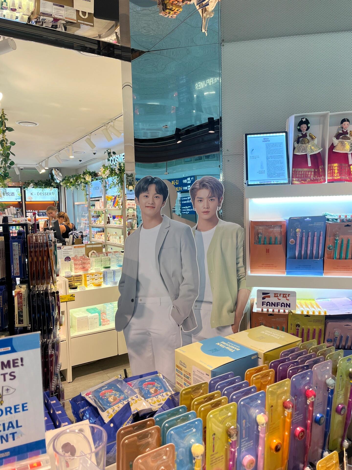 
                        NCT??｜首爾追星打卡探店指南?八月份的時候去首爾看HeartDreamAwards，順便追星泰容。雖然時間不長，但打卡了幾個值得一去的地方，還有一些周邊推薦給大家～??? 首先，下載Never map，方便收藏地圖上的地點，超實用！0?? 大韓航空??特意選擇了大韓航空，因為之前晉有代言過。起初是墨的廣告，后來是晉的安全提醒（無猴單人版）。1?? SM曠野??首爾林站5號口必打卡地！相比其他娛樂公司，這里更有心思。底層對外開放，有幾家餐廳。曠野里有一格專門給tolo的！可能因為哥組不在回歸期，周邊不多（持續摳腳誰懂啊……）。人生四格有點坑，但來都來了，還是拍了，模版還是之前冬專的。2?? 江南SM舊址手印墻??捷運2號線三成站(???)6號出口這面墻有SM幾乎所有藝人的手印，比照手印大小很有趣！旁邊是K4的樓，上層有最近回歸藝人的快閃應援。還有Coex Mall和星空圖書館可以逛。3?? 圣水洞咖啡廳大林倉庫????????????圣水洞有很多潮牌店，超好逛。第一次走到咖啡店背面，以為沒開，后來找到了大門。蛋糕味道很好，店里有藝術裝置和畫。泰容拍照的角度就在里面。4?? 弘大服裝店??OmniPeopleHebi泰容來過的店，風格復古，店內多是寬大的工裝類型。5?? 弘大街道??Visual Rika Identity旁邊的街道(????17?)泰容前段時間在ins出現的地方，滿是涂鴉。弘大聚集很多年輕人，傍晚有街頭表演，很多店可以逛！6?? 芭斯羅繽&星巴克??泰容喜歡的薄巧味冰激凌，剛開始像牙膏，后來就習慣了。地瓜干軟糯，味道不錯。7?? 仁川機場免稅店???離開時到得早，在機場逛了逛，發現了古早的自然樂園立牌，超清純??#nct #首爾 #李泰容 #NCT127 #韓國 #韓國sm娛樂公司 #弘大 #圣水洞 #曠野 #追星 #打卡 #探店 #韓國旅行 ??????