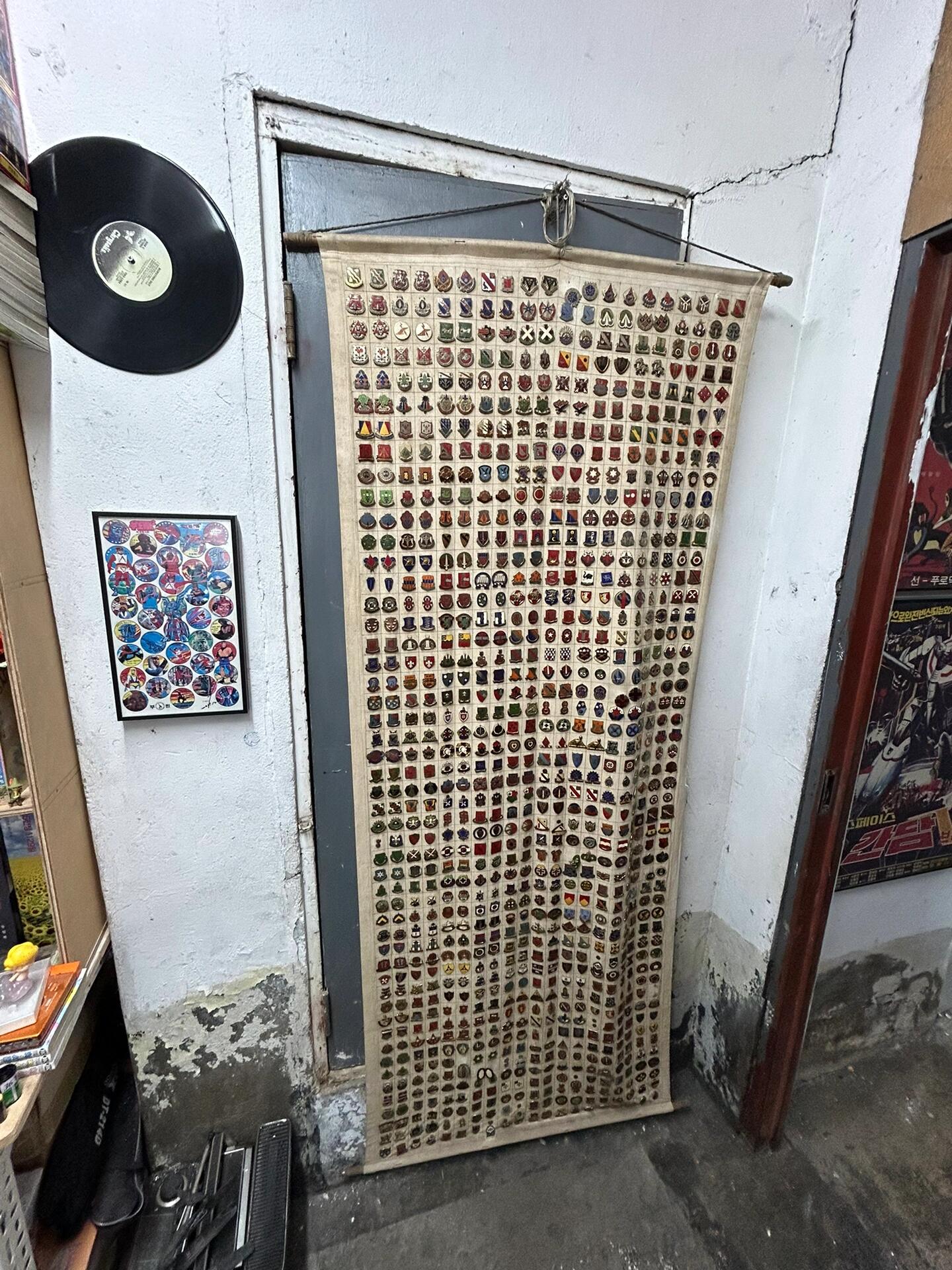 
                        ????｜首爾東廟：古著愛好者的天堂?????♀??????♂?探索首爾東廟古著市場首爾東廟是一個充滿驚喜的古著市場，就像國內(nèi)的跳蚤市場一樣（真的沒有你找不到的，只有你想不到的??）。這里的商品種類繁多，從衣服、鞋子到工具、唱片、零食、玩具，應有盡有。只要你用心挑選，就一定能找到心儀的寶貝。假期期間，東廟的人流量特別大，尤其是許多老爺爺??和老奶奶??也來這里淘貨。順便逛了一下CCD的店鋪??，感覺這里的水很深，建議有經(jīng)驗的朋友前來選購。#韓國東廟 #韓國生活 #跳蚤市場 #citywalk #街頭 #韓國旅游 #舊物淘金 #首爾探店 #古著市場 #韓國購物 ???