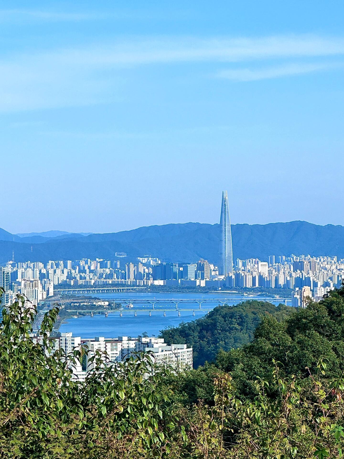 
                        南山必打卡！原相機直出美景不容錯過不來南山真的會后悔！這里的治愈感滿滿，涼爽的氣溫讓人心情舒暢，隨意漫步，隨手拍照，都是絕佳的體驗。??在這里不僅能俯瞰整個首爾，還能欣賞到最美的夕陽！一定要去觀景臺，親眼目送太陽落下，那種意猶未盡的感覺讓人流連忘返。??推薦乘坐公交車來南山，01和8001路都很方便，不用纜車也能直達山頂。自帶干糧和零食，還可以在這里享受露營的樂趣哦！??#南山 #首爾旅行 #首爾南山塔 #夕陽 #落日晚霞 #旅游 ??