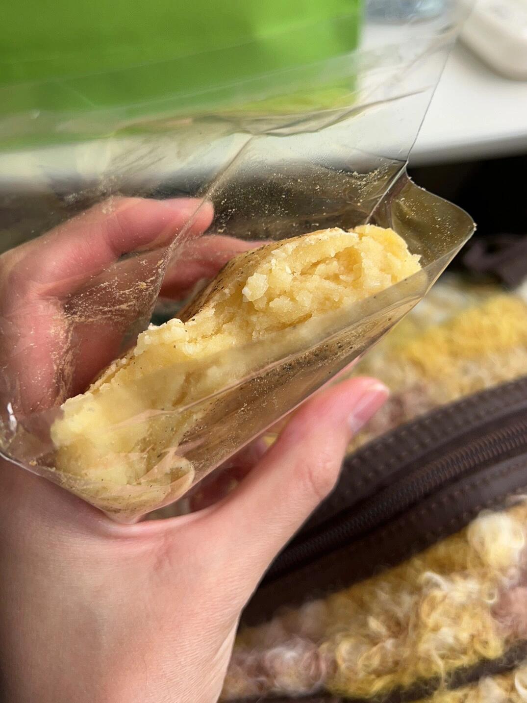 
                        在釜山吃到了人生面包??！！！土豆腦袋狂喜！！！就是！外面那層像麻薯皮很有韌勁！！里面是土豆泥！！！口感一整個就是咸咸的糯糯的！誰懂？！真的很愛！！??：9900韓幣3個！??：在釜山樂天百貨的B1層！！??：南浦地鐵站 （忘了哪個出口！#韓國 #釜山 #釜山美食 #面包