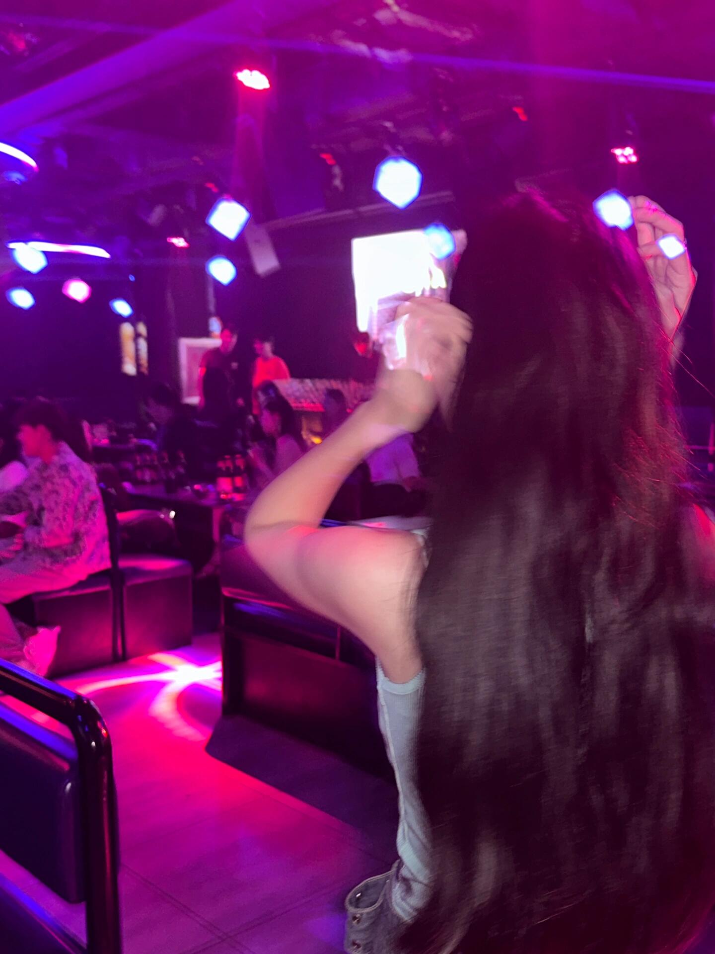
                        ?? 布車，韓國風情的酒館排隊王！??唔，解鎖了一家餐食品酒綜合的清吧，位置超級好找哦！（??從Boom步車大招牌的門口進去坐電梯到六樓）這家店最吸引我的是：氛圍太好了，不冷清，很熱鬧????餐食方面也很豐富，整個餐食偏韓系風格：韓國部隊鍋、炸雞、炸牛肉條、串串、披薩、果盤等等吧??飲品大部分都可以滿足顧客需求：有清爽的淡啤、香醇的黑啤、口感獨特的果味啤等等??從門口到里面每一個角落都很出片，開一個閃光燈拍照也嘎嘎好看～店里也可以隨機聽音樂跳舞，嘎嘎熱鬧??最近也有個套餐很劃算梨泰院暢飲的19.9超值套餐：19.9??，就可以暢飲多種啤酒還有炸貨小食（套餐是可以根據(jù)自己的喜好選擇一款啤酒和一份小食）??這個套餐限量供應，梨泰院的19.9套餐券每人限購2張，所以一定要抓緊時間哦！??如果過生日也可以選擇這里～生日前后三天都可以免費送一支香檳?????布車的特色之一就是它的客群年輕化和高顏值。這里匯聚了一群帥哥美女潮人～店鋪不僅有品味美食，更注重社交的樂趣。在布車，可以與各行各業(yè)的年輕人交流～布車的特色拼桌文化更是讓人印象深刻。可以和陌生人一起坐在一張大桌子上，享受美食的同時，通過桌子上燈的顏色不一樣可以分辨可社交的新朋友（??粉燈代表可以拼桌、交朋友）?營業(yè)時間：17:00-6:00??位置：解放路183號九州商業(yè)大廈6樓#韓國風情 #梨泰院 #吃喝玩樂 #探店 #喝酒 #臨沂探店 #臨沂拍照 #布車BOOM #臨沂酒吧 #
