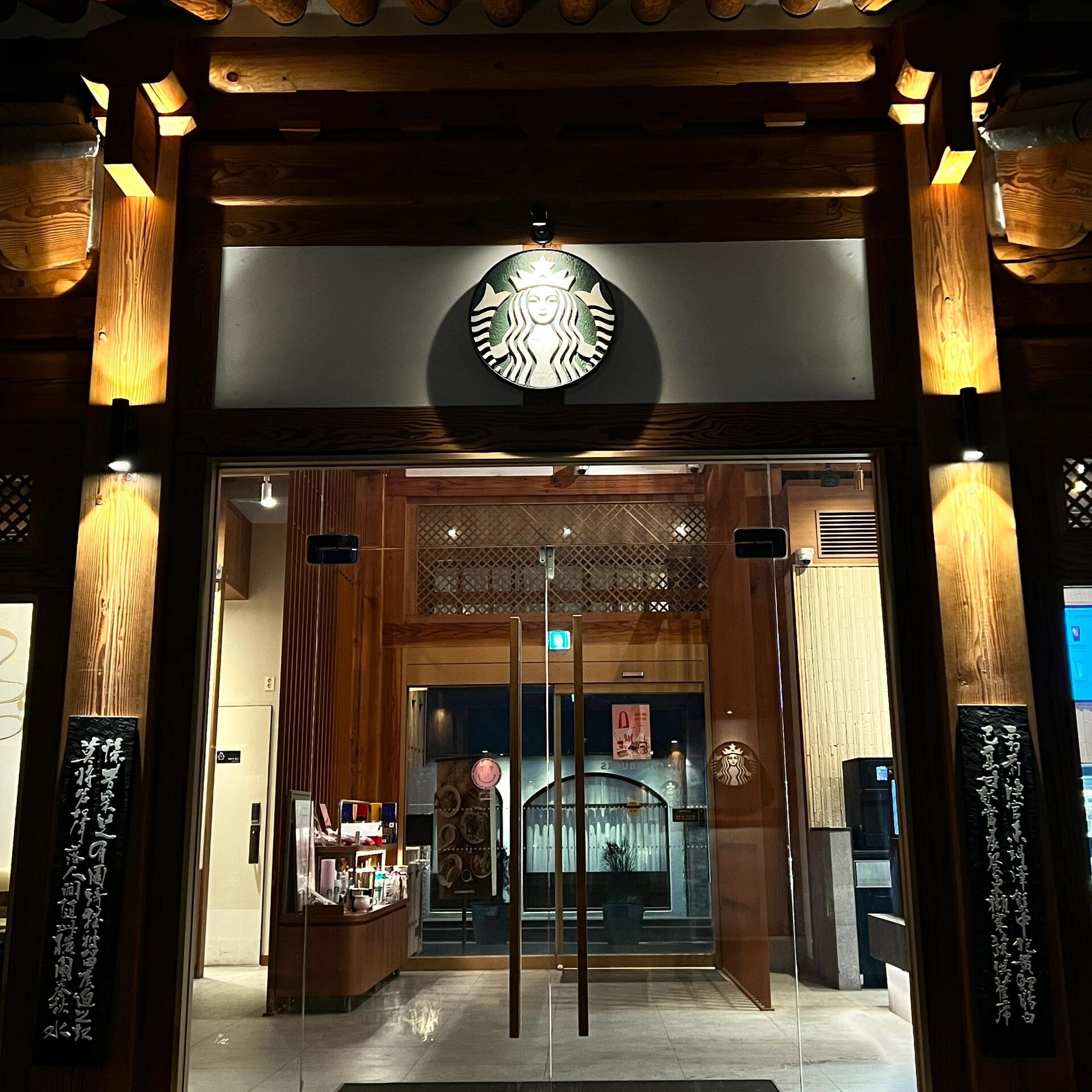 
                        ????｜大邱探秘之旅????在分享我的大邱之旅之前，必須感嘆一句：大邱的帥哥真的超級多?隨便走在街上都能遇到理想型哦～從首爾坐KTX只需兩個小時，絕對值得來打卡！—————————————??我們在大邱打卡了一家超贊的烤肉店！老板非常親切，還會主動和我們聊天，用韓文和英文切換自如，哈哈哈～老板特別喜歡酷酷，如果你回答最喜歡的不是S.Coups，他還會繼續(xù)問你第二喜歡的是誰????。我們?nèi)齻€女生吃了五人份，味道真的不錯！蘸料有點像照燒醬的感覺。店里有很多克拉，但也有公司聚餐，所以不是100%粉絲餐廳，但氛圍很棒，值得親自體驗一下。店名：????第二天，我們?nèi)チ私⒔鸸馐贰⒔┪镳^、韓屋星巴克和西門市場。在《金秘書》拍攝地拍了美美的照片，一天時間完全夠打卡這些地方????。—————————————相比首爾，大邱更能體驗到韓國的本土生活。一下車就能看到很多爺爺奶奶，街上帶小朋友的年輕人也比首爾多很多。坐在去釜山的KTX上，我已經(jīng)開始想念在大邱的這幾天生活了。天氣很暖和，遇到的人也都很友好，希望有機會可以再來吧??#seventeen #克拉 #韓國 #烤肉店 #帥哥 #seventeen崔勝澈 #SCOUPS #韓國大邱
