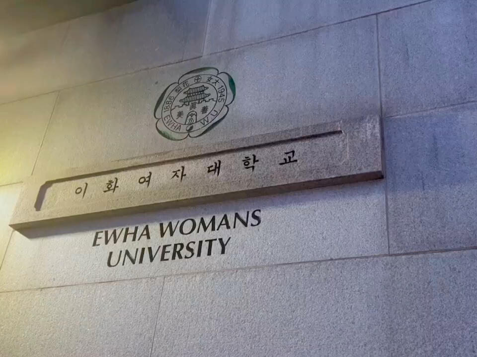 
                        韓國????訪校—梨花女子大學梨花女子大學（???????，Ewha Womans University）位于韓國首爾，是一所歷史悠久的私立大學，成立于1886年。作為亞洲AACSB認證大學之一，梨花女子大學在教育領(lǐng)域享有盛譽。最初名為梨花學堂，由朝鮮高宗皇帝和明成皇后為紀念首位在韓國開創(chuàng)女子教育的循道衛(wèi)理會醫(yī)生Scranton的夫人而命名。1948年，學校正式更名為梨花女子大學。#梨花女子大學 #韓國留學申請 #韓國 #留學韓國 #首爾 #韓國大學 #女子教育 #歷史悠久 #AACSB認證