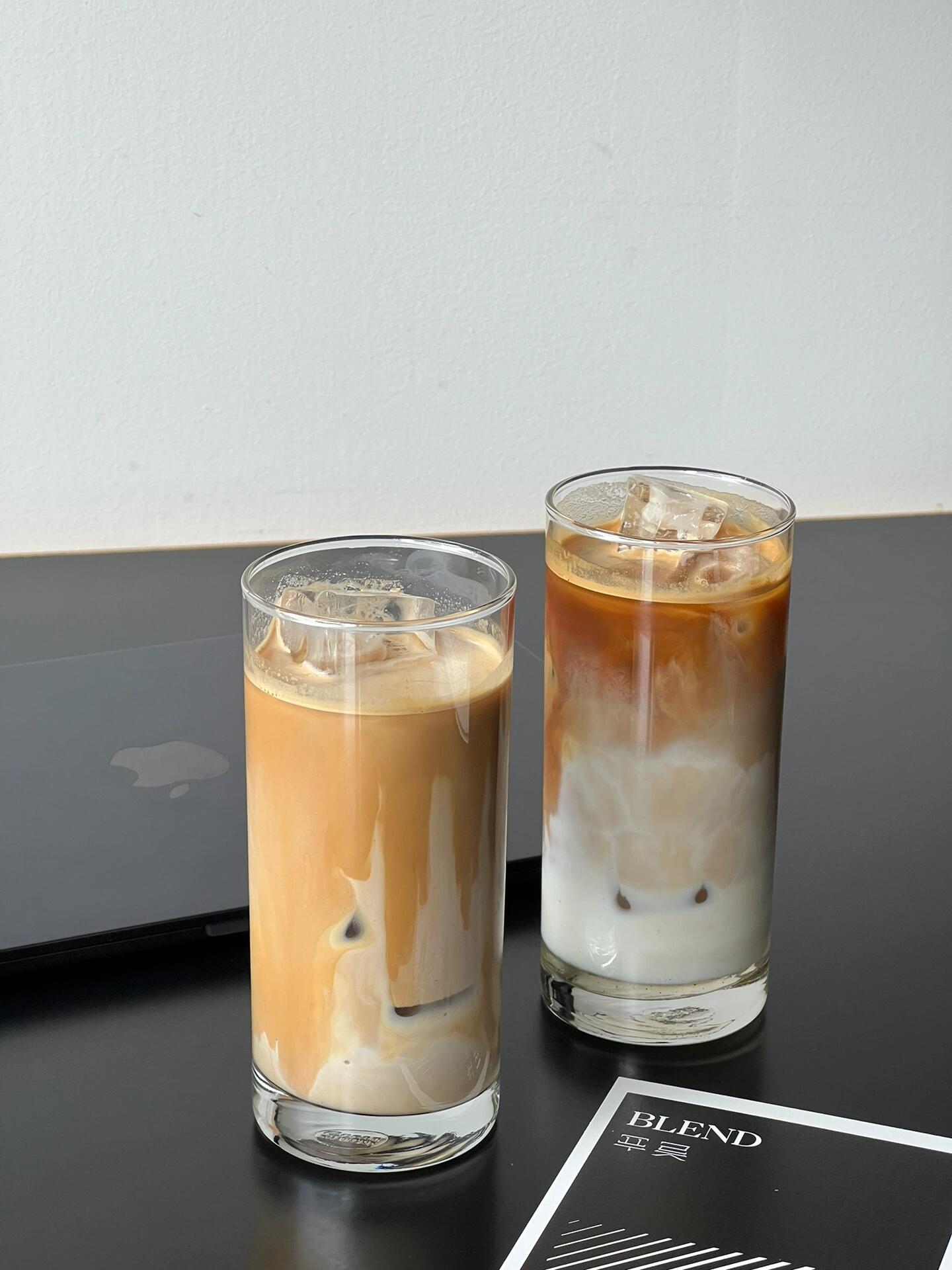 
                        ????首爾探店｜韓國咖啡店推薦合集??家人們來首爾一定要去我推薦的這些店哦!!?????? Think水果???? ??? ????29? 14-12 1?超喜歡的duangduangduang舒芙蕾! 當時去的時候主題是甜甜的草莓????????? Parole&Langue???? ??? ????29?? 8 ?????點了香甜軟糯的栗子派和玉米派！口感超順滑，配著冰美式解膩剛剛好！??????????? Before blooming???? ??? ???23? 28 3?下雨天去的這家店，環境和氛圍都超舒服，特別推薦抹茶拿鐵！?????? Jakdang模擬???? ??? ???32? 19 1?這家店超火還上過電視，韓系簡約ins風，提拉米蘇超好吃，冷泡茶茶香濃郁，水果茶有點甜不推薦。??????? Beni蛋糕???? ??? ???15? 17 1? ?????美式復古風裝修，蛋糕中規中矩，更適合拍照打卡。????? 派大廳???? ???? ???5?? 20延世附近的人氣店，每次去都爆滿！抹茶紅豆派超好吃，但飲料用碎冰個人不太喜歡。????? ?? onion圣水???? ??? ????9? 8 ???onion咖啡在韓國超火，各地都有分店，裝修風格各異，甜品選擇超多！?????? 黑Beonjeu???? ???? ???7?? 42 2? ????最愛的私藏小店！下課后去這家咖啡廳趕due效率加倍，聊天學習不限時，強推！?????? Protocol???? ???? ??? 109 2?心頭好！昏暗環境里學習氛圍感爆棚！不過現在有時間限制了。#浪漫生活的記錄者 #COTD咖啡探店 #首爾探店 #韓國留學日常 #咖啡 #跟我來探店 #周末探店 #韓國咖啡店