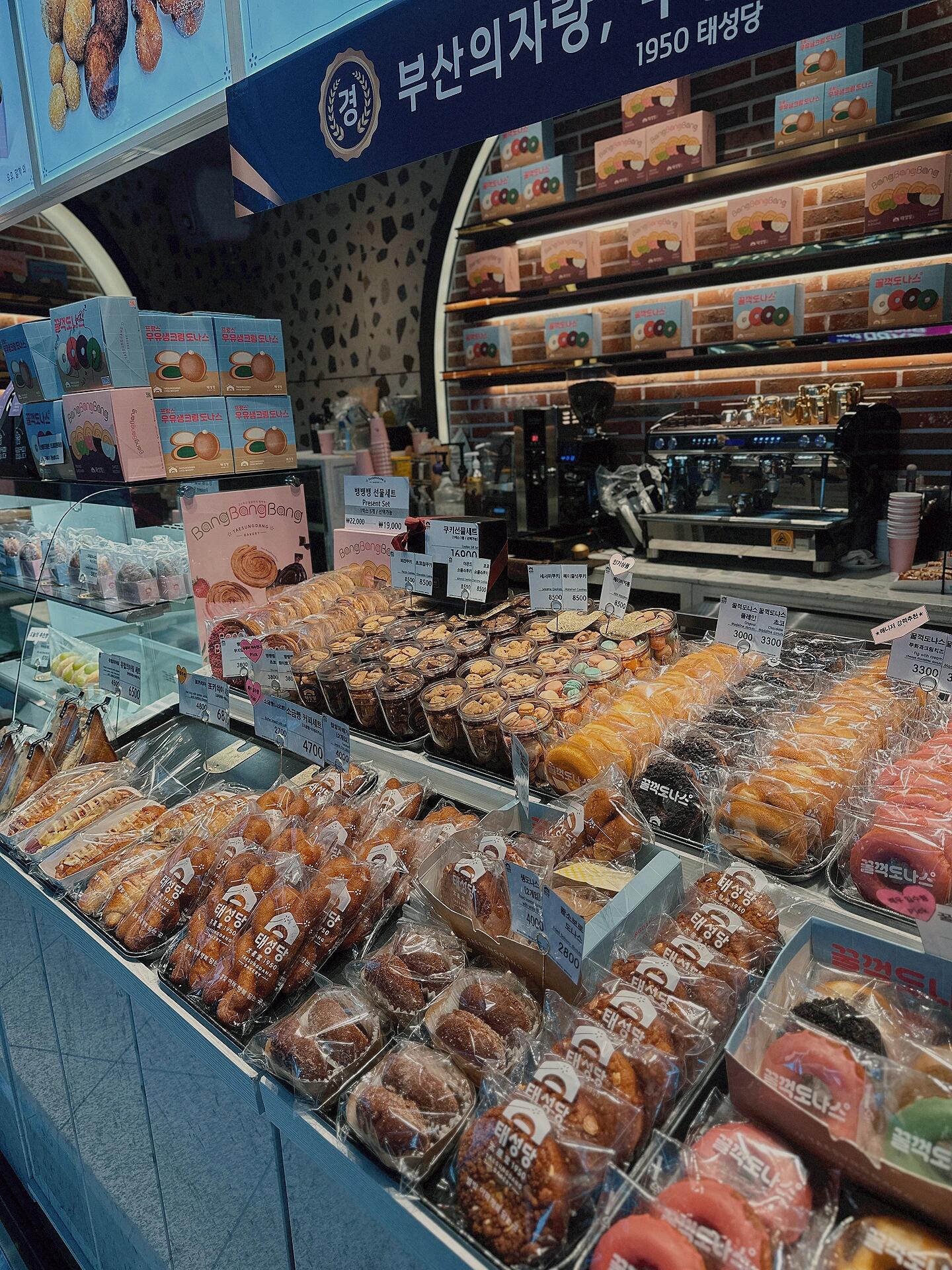
                        韓國｜釜山海云臺??必打卡的兩家咖啡店???? Rendeja-Vous Haeundae????? ???? ????62?? 23這家咖啡店位于釜山海邊，擁有超大的落地窗，可以直接欣賞大海美景。店家貼心地在窗前放置了椅子，方便游客拍照打卡?(?????????)?。推薦嘗試Vanilla Latte、strawberry Latte和cheese cake。特別是cheese cake，口感順滑細膩，搭配無糖咖啡更佳??。———————————————————————?? Vice Versa Expresso Cafe????? ?? ???? ???148 Dalmaji-gil 65beon-gil, Haeundae-gu, Busan, 韓國這家店的1樓是咖啡館，2樓是家居裝飾店。咖啡館的招牌是“沙發”蛋糕，外形酷似家具沙發??，口感清新，外層是白巧克力，內有果醬夾心。個人更偏愛泡芙蛋糕！底座是炸糙米，上面放著四個泡芙，外殼酥脆，內有卡仕達醬，搭配咖啡和美景，真的超chill！釜山之行一定要再來！下次不當特種兵了。#韓國釜山 #釜山 #咖啡店 #韓國旅游 #韓國自由行 #COTD咖啡探店 #釜山咖啡廳 #釜山咖啡店 #韓國釜山咖啡店 #釜山網紅咖啡廳 #釜山行 #咖啡店[話題]# #我的咖啡日記 #釜山蛋糕 #cafe #網紅 #下午茶 #咖啡 #探店