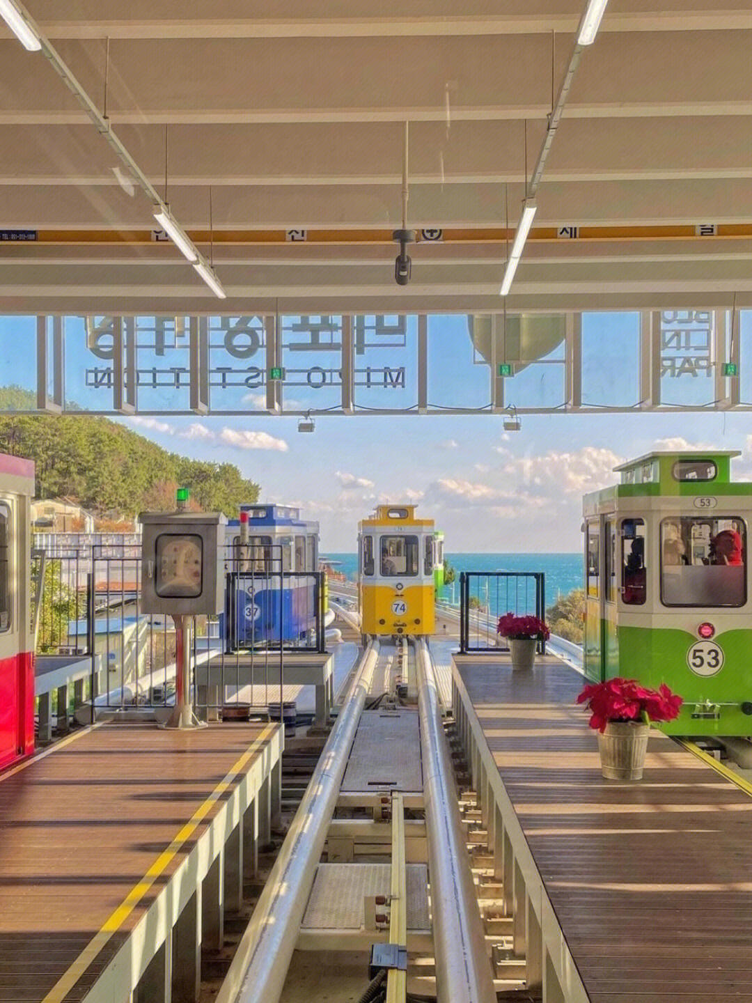 
                        沖進橘子海??體驗韓國的海上火車之旅去韓國旅行，必打卡的就是這趟海上小火車??！??夕陽下的美景，讓人仿佛置身童話世界…??海云臺藍線公園 Blue Line Park??慶尚北道海岸列車1??海云臺藍線??東海南部線的老鐵路改建而成，車廂色彩豐富，夕陽下的大海美得像宮崎駿的動畫場景！公園提供三種游覽方式：??“海岸列車”：歐式復古風，從尾浦站??松亭站，全程4.8公里，單程約30分鐘。??“空中艙”：藥丸式設計的小火車，距地面約10米高，從尾浦站??青沙浦站往返約2公里，需時約25分鐘，最多可坐4人。??“徒步環游”：鐵路旁的木棧道是個不錯的選擇，沒趕上小火車也可以在公園內漫步??，無需門票。??地址：釜山海云臺區中洞 948-1??費用：海岸列車7000韓元，天空艙30,000韓元（1-2人）2??慶尚北道海岸列車??雖然車廂顏色不如釜山豐富，但它直接建在海上！每個站點都值得停留拍照??。夏季和年末還有夜間運營。??運營時間：10月：9:30-18:30 /11-3月：9:30-17:30中秋/春節當天、每月第一/第三個周一不營業!??路線：A/B兩種，單程或往返可選（單程約40分鐘-1小時）??費用：1-2人21,000韓元，3人28,000韓元，4人35,000韓元#韓國 #釜山 #慶尚北道 #落日下的橘子海 #樂翻天旅行 ????