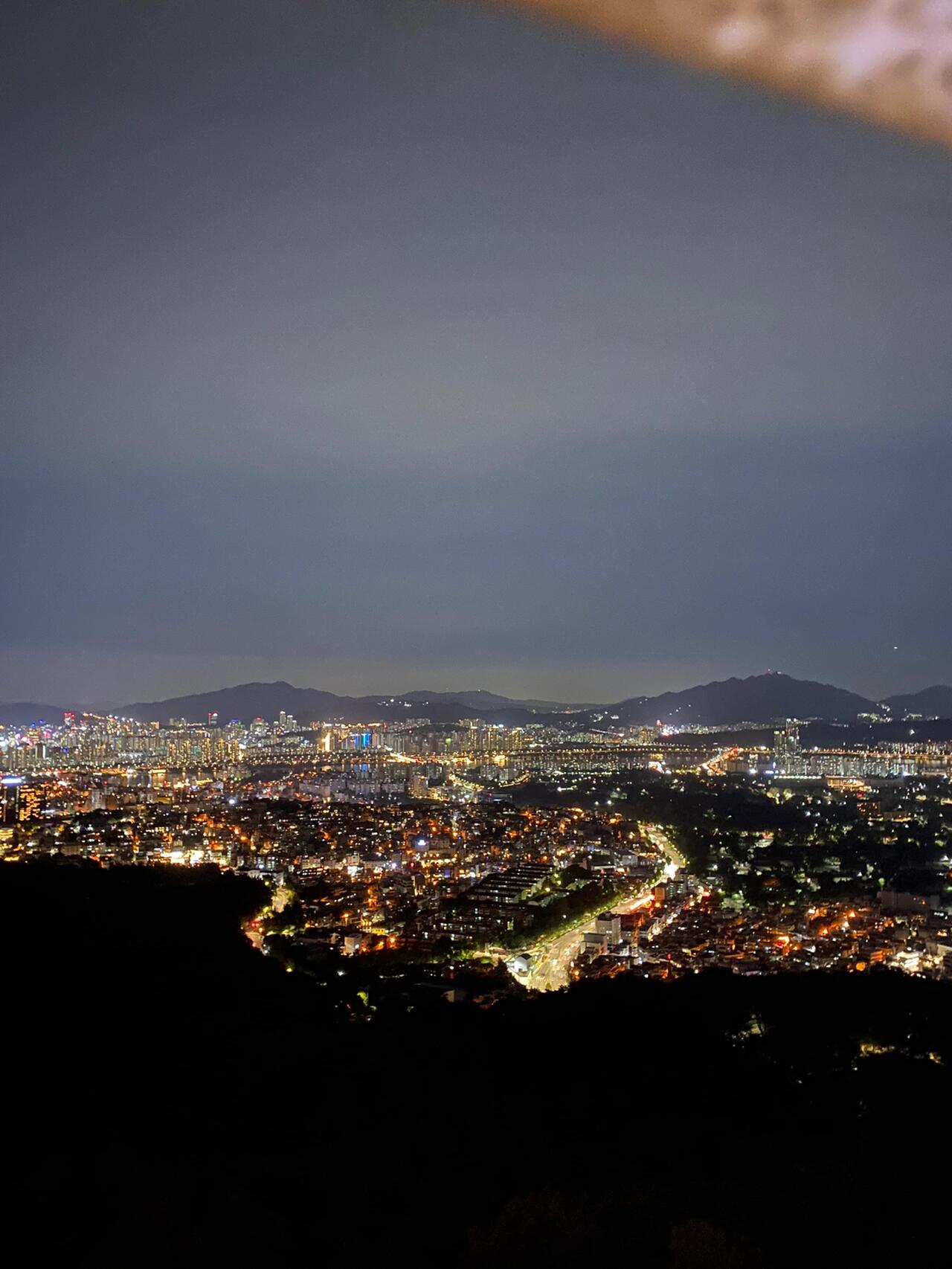 
                        首爾必打卡｜南山首爾塔夜景攻略??乘坐01路公交車直達南山頂，傍晚六點多就能看到美麗的落日??。由于交通有些擁堵，七點多才到達山頂。下車時，塔上的燈光已經亮起，夜晚的拍照效果超贊??！下山時，跟著大部隊一起步行下山，感受夜晚的首爾風情。#韓國 #首爾 #南山首爾塔 #首爾塔 #韓國旅游 #韓國生活 #留學韓國 #旅行攻略
