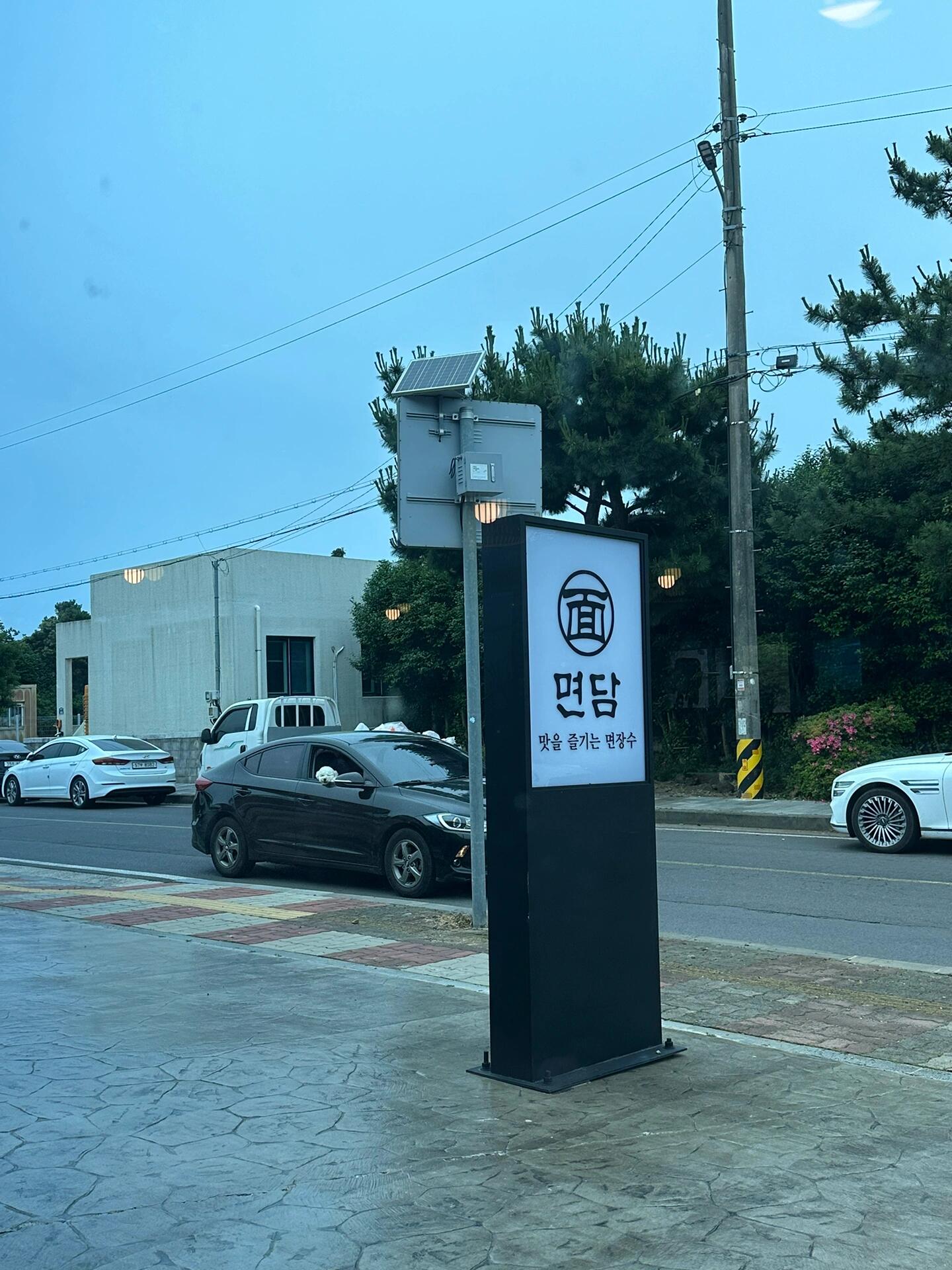 
                        來西歸浦嘗嘗這碗面吧??雖然沒機會嘗試豆漿面有點遺憾，但到了西歸浦一定要試試這家專門吃面的店，味道非常清爽哦～和國內的面條不太一樣，喜歡重口味的朋友可能不太適應，但如果想換換口味，吃點清淡的，這絕對是個不錯的選擇！不知道吃什么的時候，就來試試吧～ #濟州島旅行 #西歸浦 #韓國美食 #清淡美食 #旅行推薦