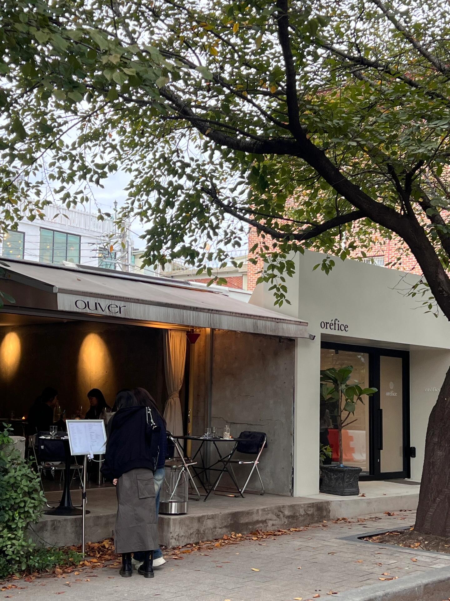 
                        ????首爾? the Barnnet??法國街頭風情超愛漫步到the Barnnet，發現了新的驚喜！這家店的服裝對各種身材都很友好，真的是誰穿誰好看！有時間一定要去逛逛哦～門口總是有很多女生在拍照，法國街頭的氛圍感滿滿。想象一下，葉子變黃的時候一定更美！傍晚時分，橘色的窗戶顯得格外迷人。門口有iPad可以取號等位，逛街也需要排隊呢～????藍色和棕色的絲絨系列真的太美了！我買了黑色絲絨半裙和棕色絲絨蝴蝶結，簡直愛不釋手，只是不能退稅有點遺憾?????#首爾旅行 #首爾逛街 #首爾旅游 #首爾拍照 #首爾小眾品牌 #barnnet #首爾購物 #韓國旅游 #韓國購物