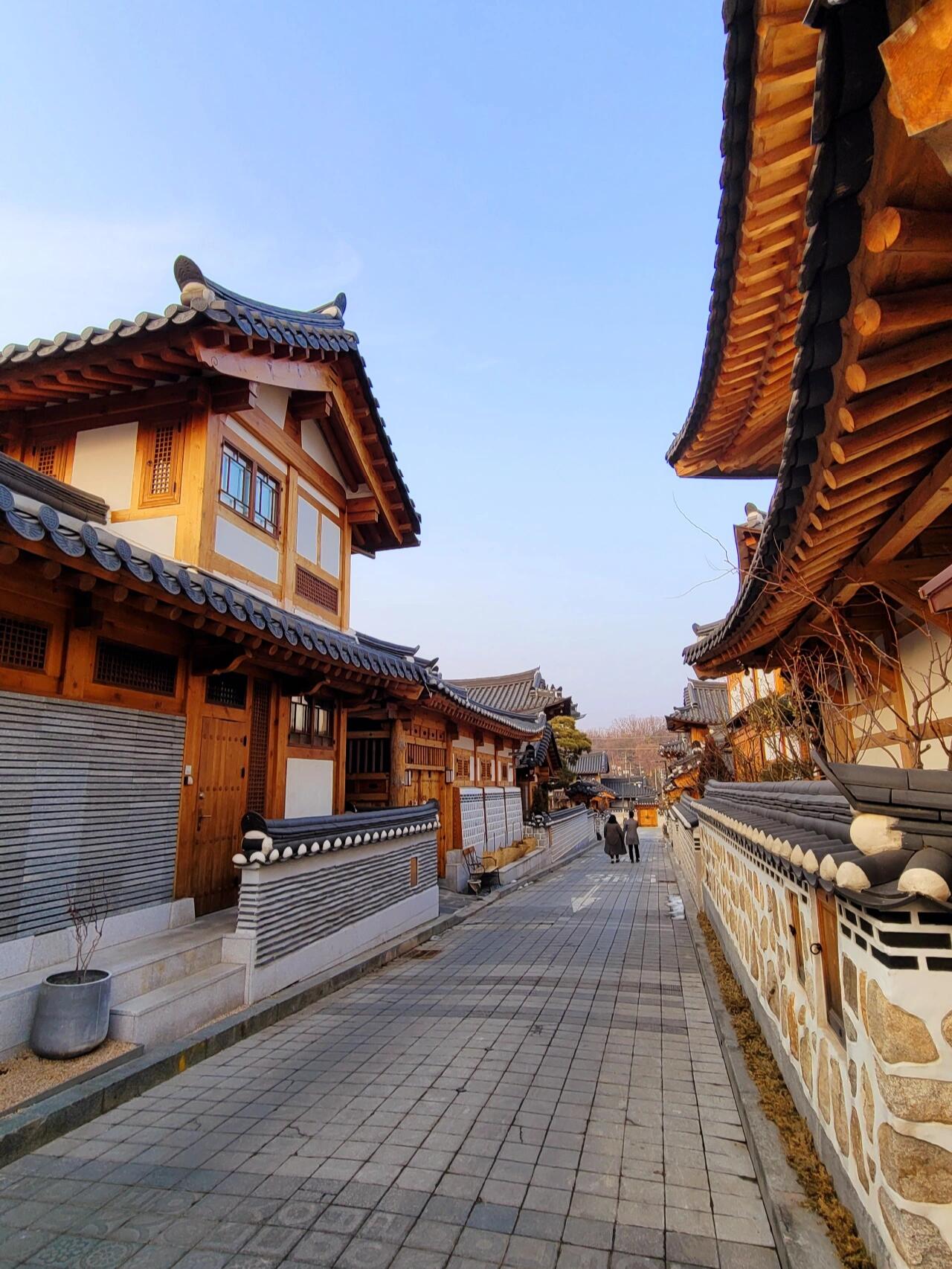 
                        韓屋村探秘#?????? #首爾 #韓屋村 #韓屋 #韓國旅行 #傳統文化 #旅行打卡地 ??想體驗韓國傳統文化的小伙伴們，韓屋村絕對是你不能錯過的地方！這里不僅有保存完好的傳統韓屋建筑，還有濃厚的歷史氛圍，讓你仿佛穿越回古代韓國。漫步在這片寧靜的村落中，感受歲月的沉淀，絕對是一次難忘的旅行體驗。快來打卡吧！??
