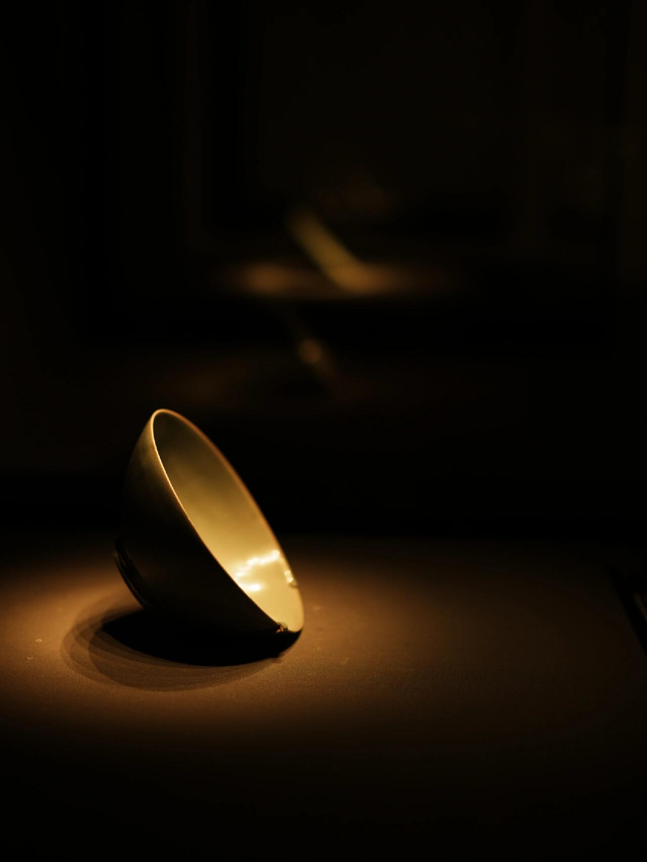 
                        首爾看展2 | 體驗極致布展美學的三星美術館#韓國 #首爾 #看展 #必去博物館 #難忘景點接著上篇，繼續(xù)分享首爾的三星美術館之旅。這次因為時間有限，只預約了M1的韓國古代文化展。起初還擔心只有英文講解，結(jié)果發(fā)現(xiàn)有免費的中文講解器，真是太貼心了！???? 便捷的中文講解器只需用護照在咨詢臺租借一臺智能手機大小的講解器（圖3），提供韓語、英語、中文、日語四種語言選擇。這個講解器超級方便！無需在每個藝術品前掃碼，只需佩戴骨傳導耳機，走近作品時就會自動播放解說，節(jié)奏感十足，還有動聽的背景音樂。?? 極致的布展美學，為文物增添光彩圖1-圖2，圖4-圖6展示的是美術館M1的4F古代青瓷展中的青盞。布景、打光、環(huán)境設計都極其精妙。展覽將若干小青盞懸掛于透明亞克力吊柜中，展廳為配合青盞的顏色呈現(xiàn)淡綠色，柔和的打光更是錦上添花，美不勝收。整個M1有4層，藏品豐富，包括陶瓷和書畫，每件藏品幾乎都在講解器中有詳細解說。總的來說，這是一場與科技完美結(jié)合且充滿人文情懷的看展體驗。強烈推薦給正在首爾city walk的朋友們，美術館位于漢南洞，可以實現(xiàn)漢南洞逛街、咖啡、用餐、看展一條龍體驗（劃重點！！）。看展需要提前預約，預約方式詳見上一篇筆記～謝謝觀看！?#美術館 #漢南洞 #韓國旅游 #韓國旅游攻略 #三星