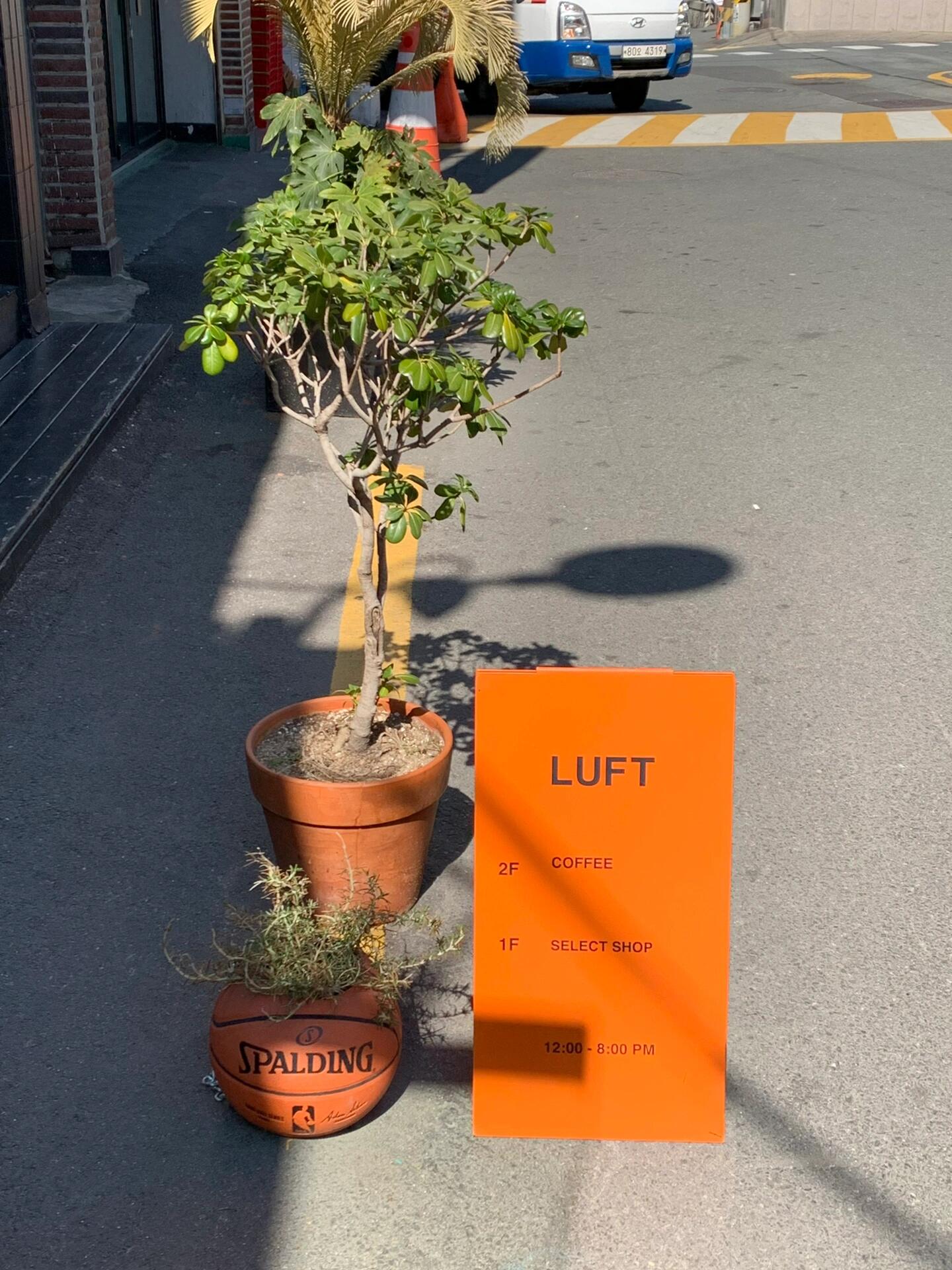 
                        ????釜山必逛??★Luft basement品牌集合店??Luft basement是釜山一間備受歡迎的品牌集合服裝店??，位于田浦咖啡店街區(qū)，這里整條街都超好逛！店內(nèi)主要匯集了韓國本土設計師品牌，也有一些海外品牌如Mschef、thisisneverthat、vans、theopenproduct等。款式豐富，新品更新速度快????。店鋪的二樓是一個咖啡廳，定期會舉辦快閃活動。我在這里淘到了心儀的始祖鳥包包，下次來釜山一定還會再來逛逛??。?: 12:00-20:00??: ??? 46?? 56 Busan, South Korea#韓國生活 #設計師品牌集合店 #探店 #周末探店 #買手店 #釜山 #韓國旅行 #釜山旅游 #釜山探店 #設計師品牌 #小眾設計師品牌 #韓國購物 ???
