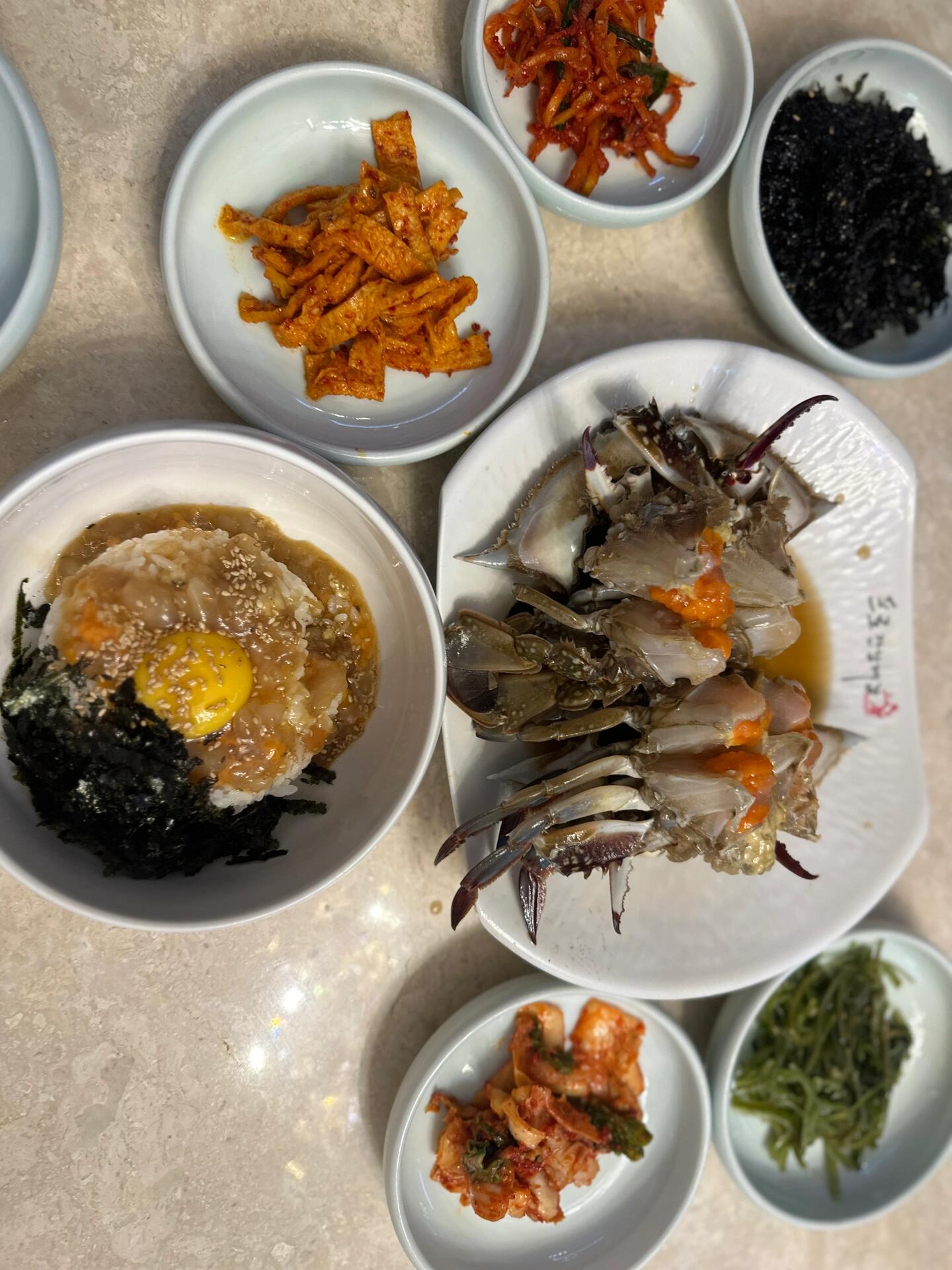 
                        韓屋村打卡 韓國發(fā)型化妝室酒店推薦終于有時間整理今年旅行的點滴??韓國游記~必去韓屋村地鐵坐到恩平站，打車去一人一杯咖啡店??，劃算又方便～～咖啡店價格不貴，蛋糕好吃，建議在Uber上打車，價格透明(?????????)，在韓國隨手打車，司機開價都很高。??Mallang化妝室當時預約沒注意早上時間有額外收費，當天遲到又有額外收費??。第一次體驗韓妝，整體還不錯，化妝師都很用心。在Instagram上預約就可以。??Masill發(fā)型強烈推薦這家燙發(fā)店，木馬燙創(chuàng)始人的店～在發(fā)型屋坐了差不多5個小時，燙發(fā)步驟很多??，看到成果還是覺得值得的(*?-?*)。在Instagram上預約就可以，附近有mooni咖啡店打卡??，環(huán)境超美??。??酒店推薦: L7 Hongdae弘大超方便，就在地鐵站附近，環(huán)境清潔光亮。弘大的店都很晚關門，12點多還有店可以逛~~適合旅游人士。??孔陵一只雞 在梨大站附近店員服務態(tài)度、味道和價格都比陳玉華好。??Pro醬油蟹不過不失，比較晚關門的醬油蟹店。#首爾探店 #韓國打卡 #韓國生活 #韓國自由行 #韓國旅游 #韓國住宿推薦 #首爾旅行 ???????