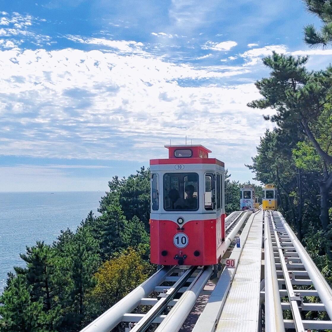 
                        韓國旅游｜海上天空膠囊小火車體驗沒能在線上買到票，但當天去線下居然買到了！?? 單程大約30分鐘，拍照時間充足??。去的時候開??到青沙浦，回來時乘坐天空膠囊小火車，超劃算！而且回來時幾乎不用排隊哦！在海上欣賞風景，真的太美了～??#韓國旅游 #釜山旅行 #釜山膠囊列車 #旅游攻略 #釜山青沙浦