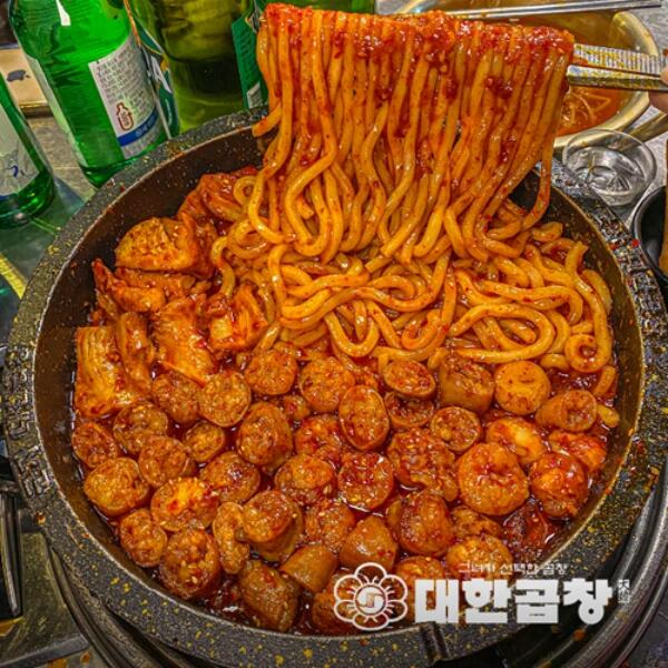 
                        發(fā)掘首爾美味，軍子大韓烤腸探索韓國傳統(tǒng)美味的絕佳選擇——明洞軍子大韓烤腸！這里傾情推薦的牛肥腸、牛大腸、牛皺胃以及牛心臟，都是不容錯過的精選佳肴。無論你是韓食愛好者，還是想要嘗試一番新口味的食客，這里都能滿足你對正宗韓式烤肉的幻想。??快來明洞軍子大韓烤腸，盡情享受這份正宗的韓食體驗吧！?????????? ???軍子大韓牛腸明洞店招牌????18,900????+???+??+??肥腸拼盤18900韓元牛肥腸+牛大腸+牛皺胃+牛心臟??????20,900????+???+??+??+??韓國綜合肥腸 20900韓元牛肥腸+牛大腸+牛皺胃+毛肚+心臟其他菜單??????? 19,900????+??+????+????辣烤羊大腸19900韓元牛大腸+毛肚+辣醬+烏冬面條?????17,900?180g烤韓牛牛大腸17900元180克???17,900????180g/???130g牛肥腸17900韓元熟前180g/熟后130g???17,900?180g牛皺胃17900韓元180g??19,900?150g毛肚19900韓元150克?????22,900???? 180g/??? 120g韓牛牛肥腸22900元熟前180g/熟后120g????19,900????+????+????+??牛胸肉肥腸19900韓元牛肥腸+雪花大腸+牛胸肉+牛心臟???????26,000????+???+???大韓牛排骨冰盤26000韓元肋骨+雪花排骨+牛排骨??????18,000?150g大韓牛排骨肉18000韓元150g??????29,000?150g大韓雪花排骨肉29000韓元150g?????25,000?200g大韓肋骨25000韓元200g?????4000?大韓炒飯4000韓元???????8900?肥腸砂鍋火鍋8900韓元??????5900?辣白菜拌面5900韓元??????5900?新奇湯面????9900?烤牛心臟9900韓元???????8000?粉色西柚高杯酒8000元???????8000?藍色檸檬高杯酒8000元#忘不了的味道 #韓國首爾 #明洞 #明洞探店 #首爾旅游 #韓國明洞 #軍子大韓肥腸